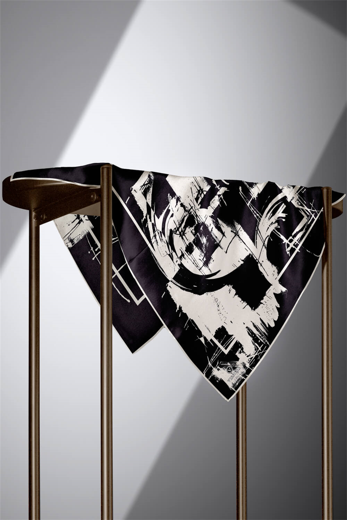 % 57 İPEK % 43 VİSKON Twill İpek Geometrik Desenli Siyah - Krem Renkli 90x90 Eşarp Dikim Şekli : El Dikişi