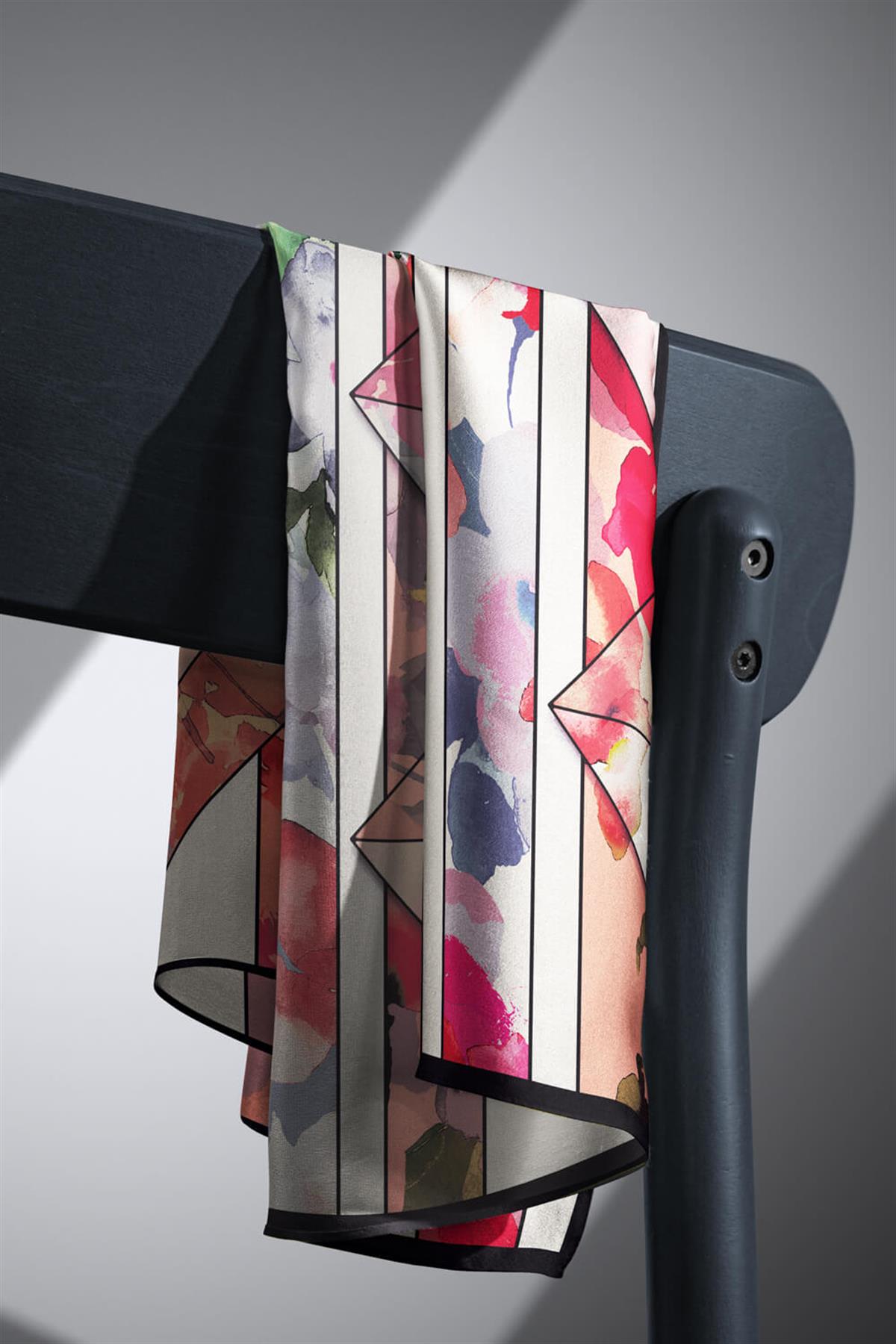 %100 Twill İpek Bahar Çiçekleri Desenli Gri - Kırmızı Renkli 90x90 Eşarp Kenar Dikiş Şekli El Dikişli