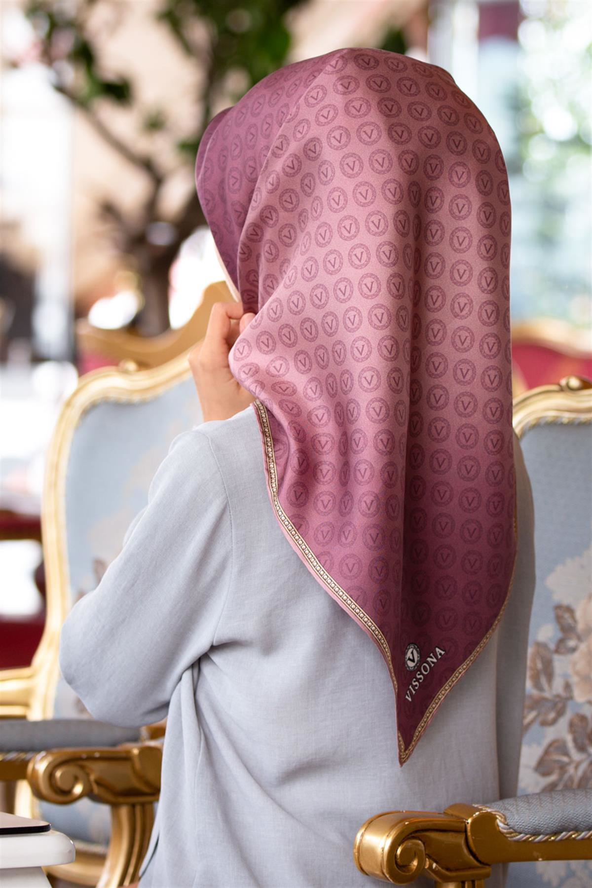 % 57 İPEK % 43 VİSKON Twill İpek Monogram Desenli Gül Kurusu Renkli 90x90 Eşarp Dikim Şekli : El Dikişi