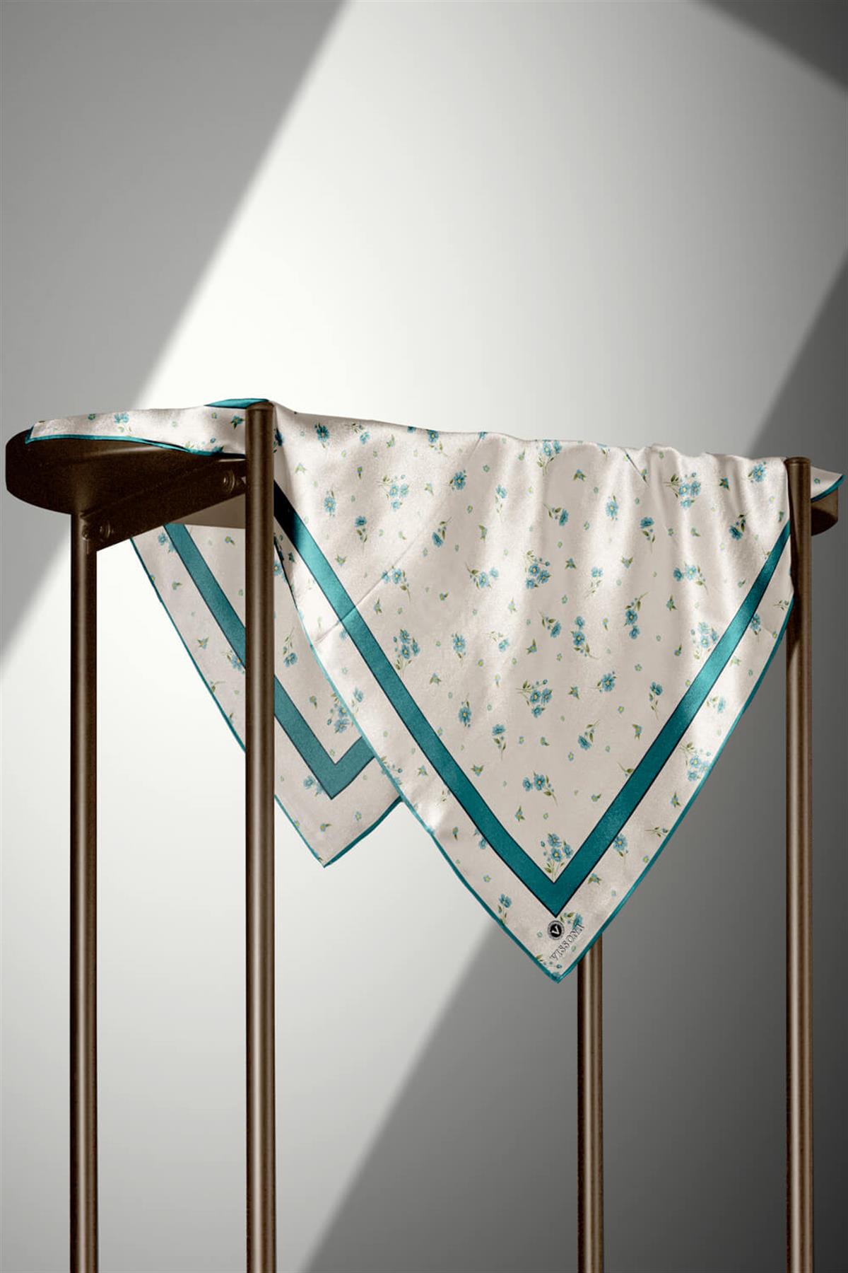 100% Twill İpek Bordürlü Çıtır Çiçek Desenli Petrol Yeşili Renkli 90x90 Dikim Şekli : El Dikişi Eşarp