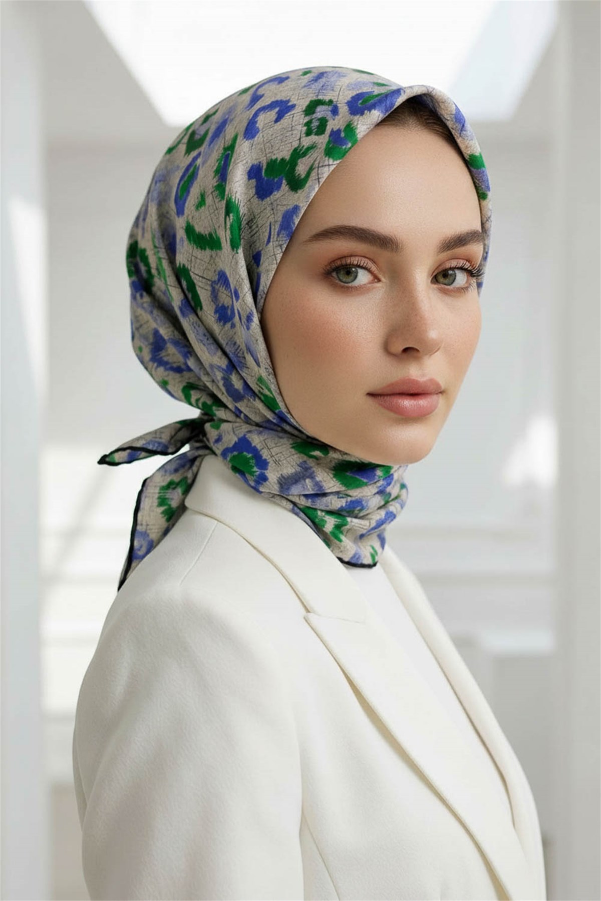 %100 Twill İpek Renkli Leopari Desenli Saks Mavisi - Zümrüt Yeşili Renkli 90x90 Eşarp Kenar Dikiş Şekli El Dikişli