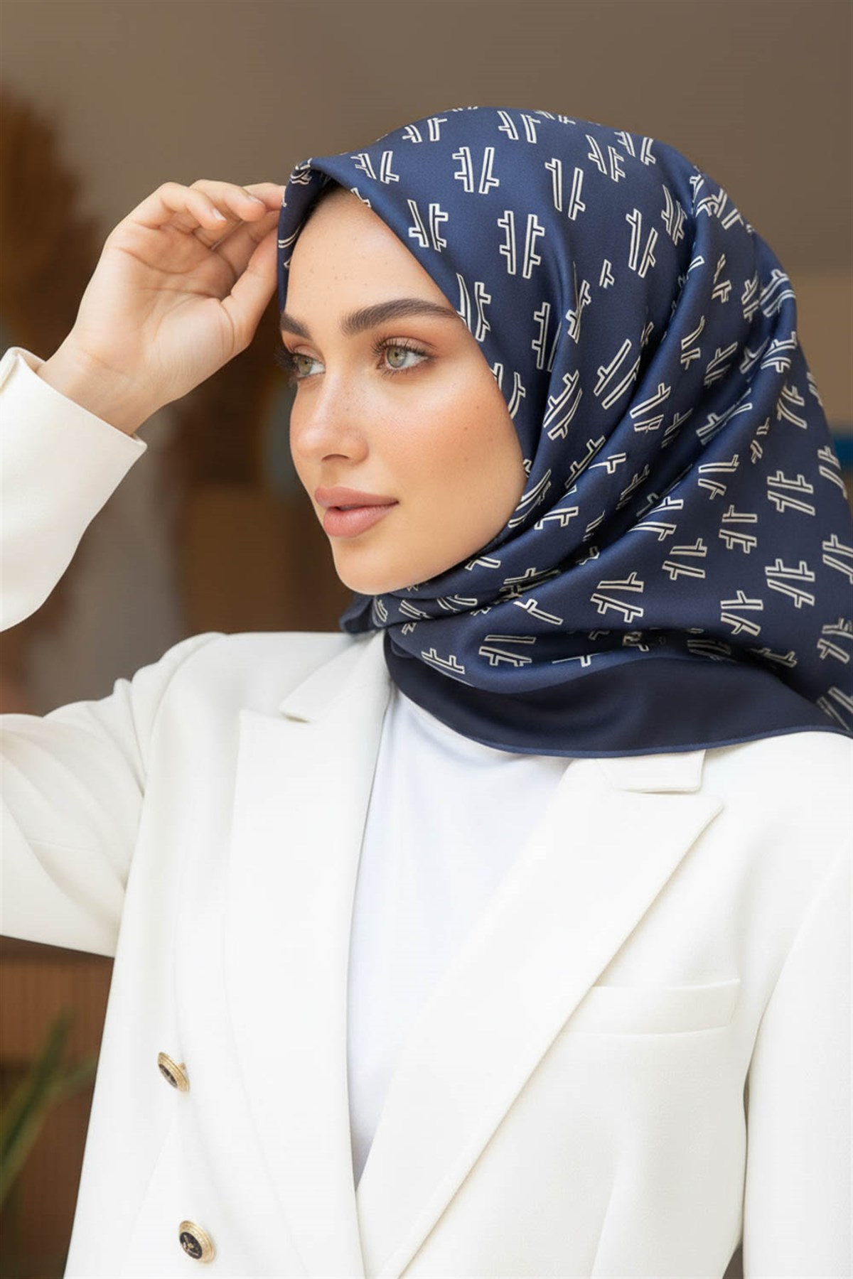 %100 Twill İpek Geometrik Desenli İndigo - Lacivert Renkli 90x90 Eşarp Dikim Şekli : El Dikişi