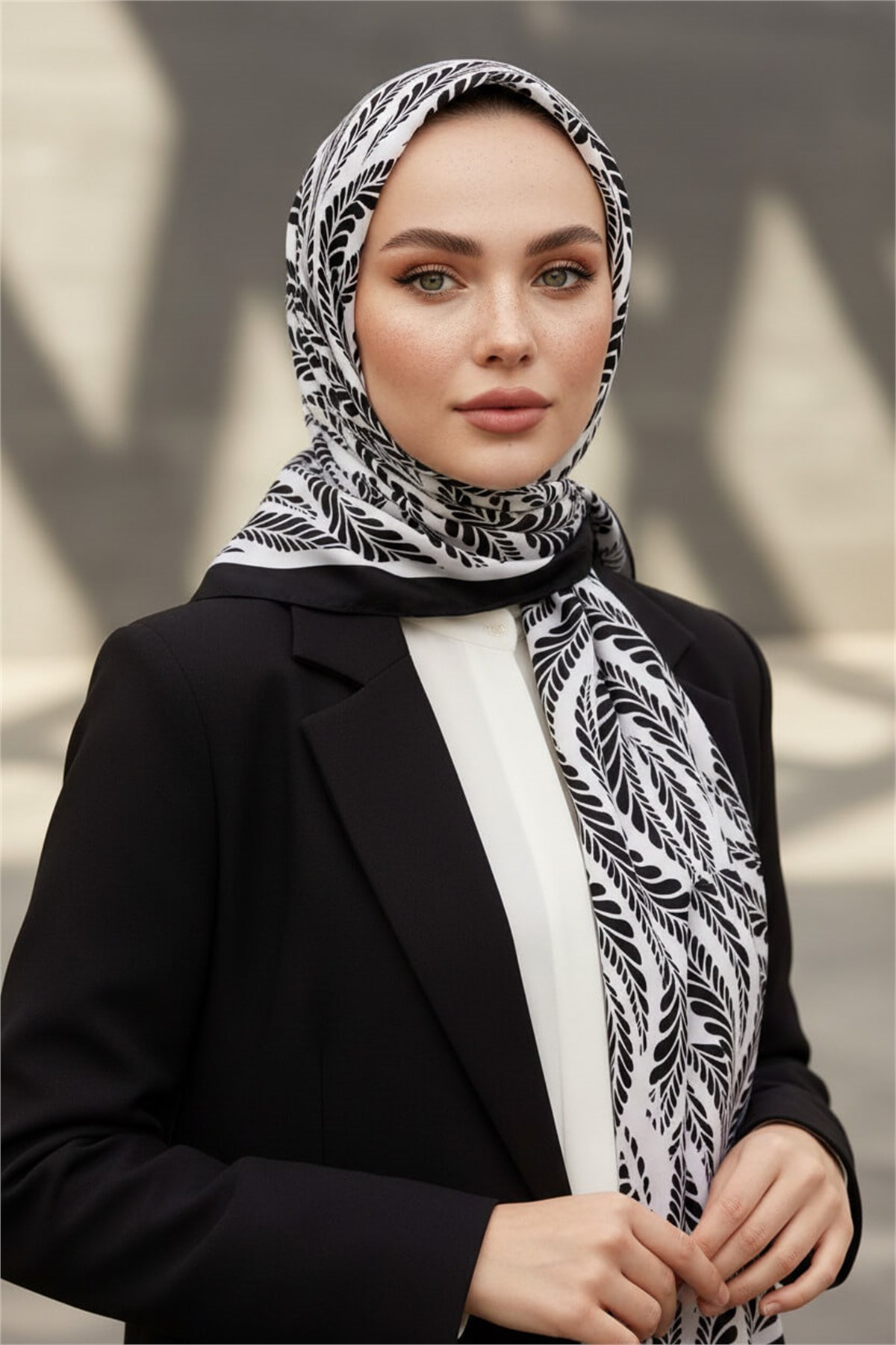 KREP GEOMETRİK DESENLİ SİYAH - BEYAZ RENKLİ 75X195 KIRIŞMAZ ŞAL