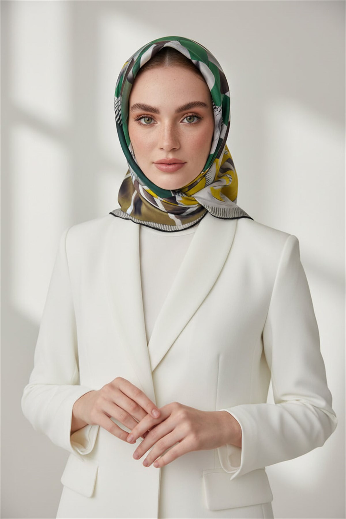 %100 Twill İpek Geometrik Desenli Sarı - Benetton Yeşili Renkli 90x90 Eşarp Dikim Şekli : El Dikişi
