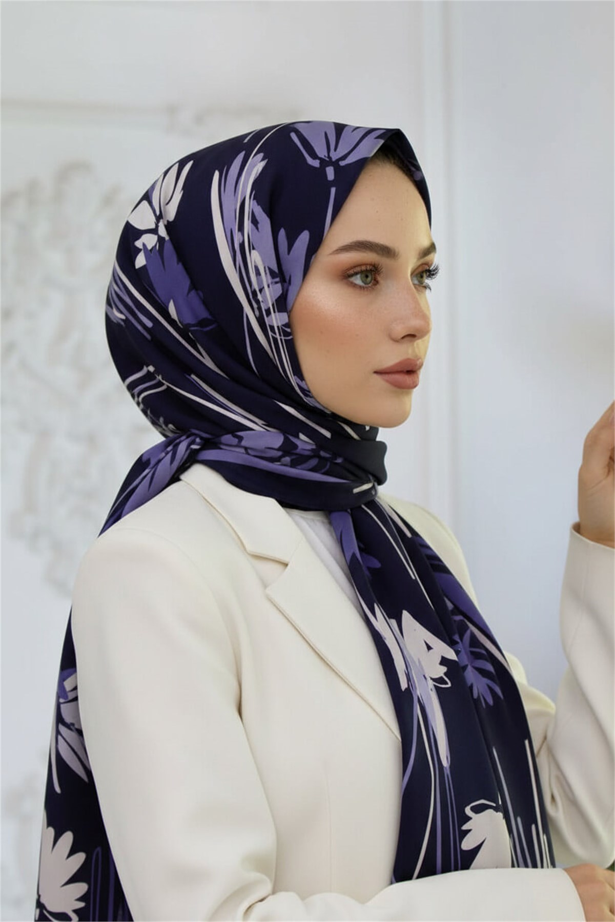 KREP ÇİÇEK DESENLİ LACİVERT RENKLİ 75X195 KIRIŞMAZ ŞAL