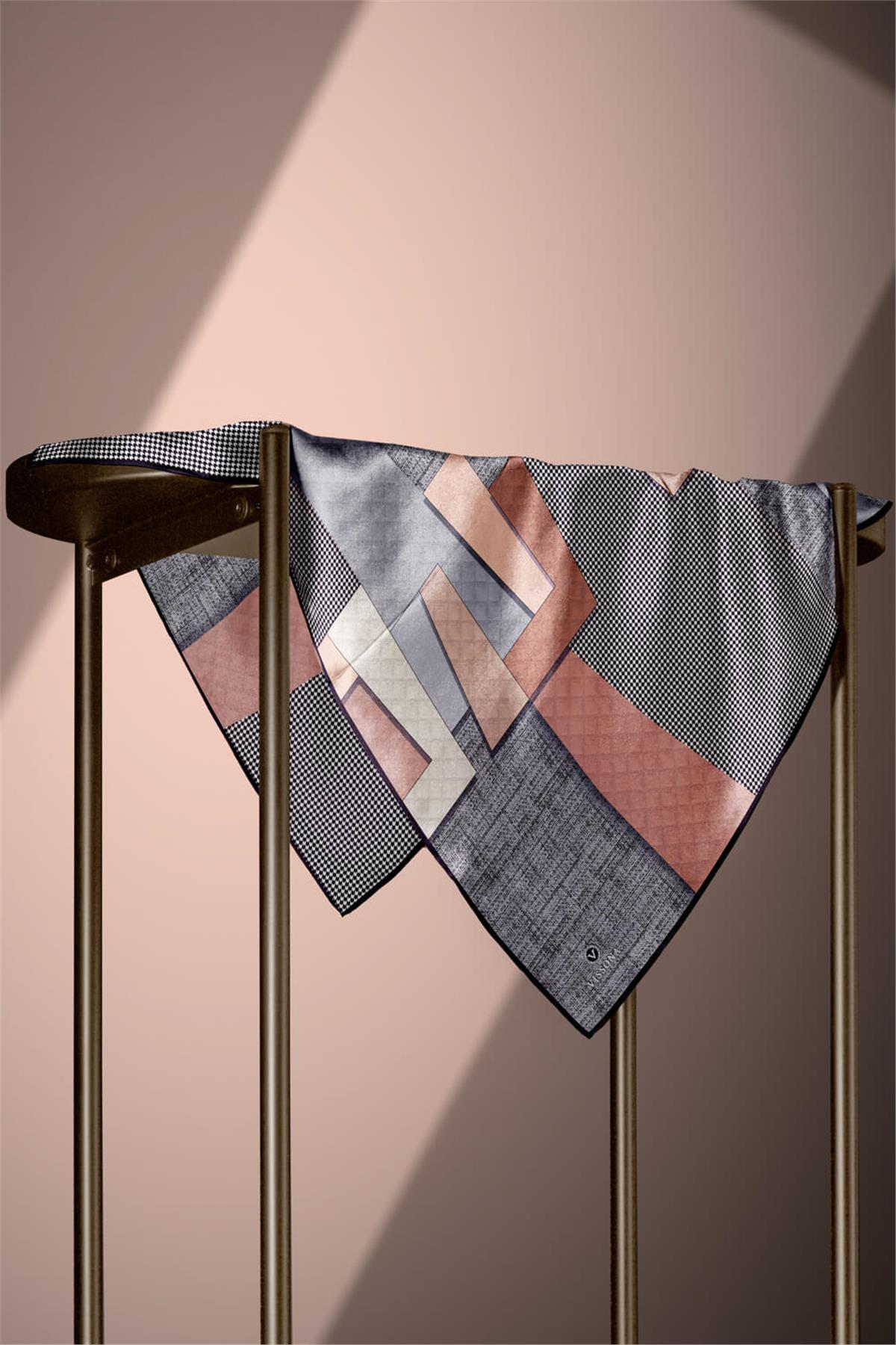 %100 Twill İpek Kazayaklı Ve Geometrik Desenli Gri - Bakır Renkli 90x90 Eşarp Dikim Şekli : El Dikişi