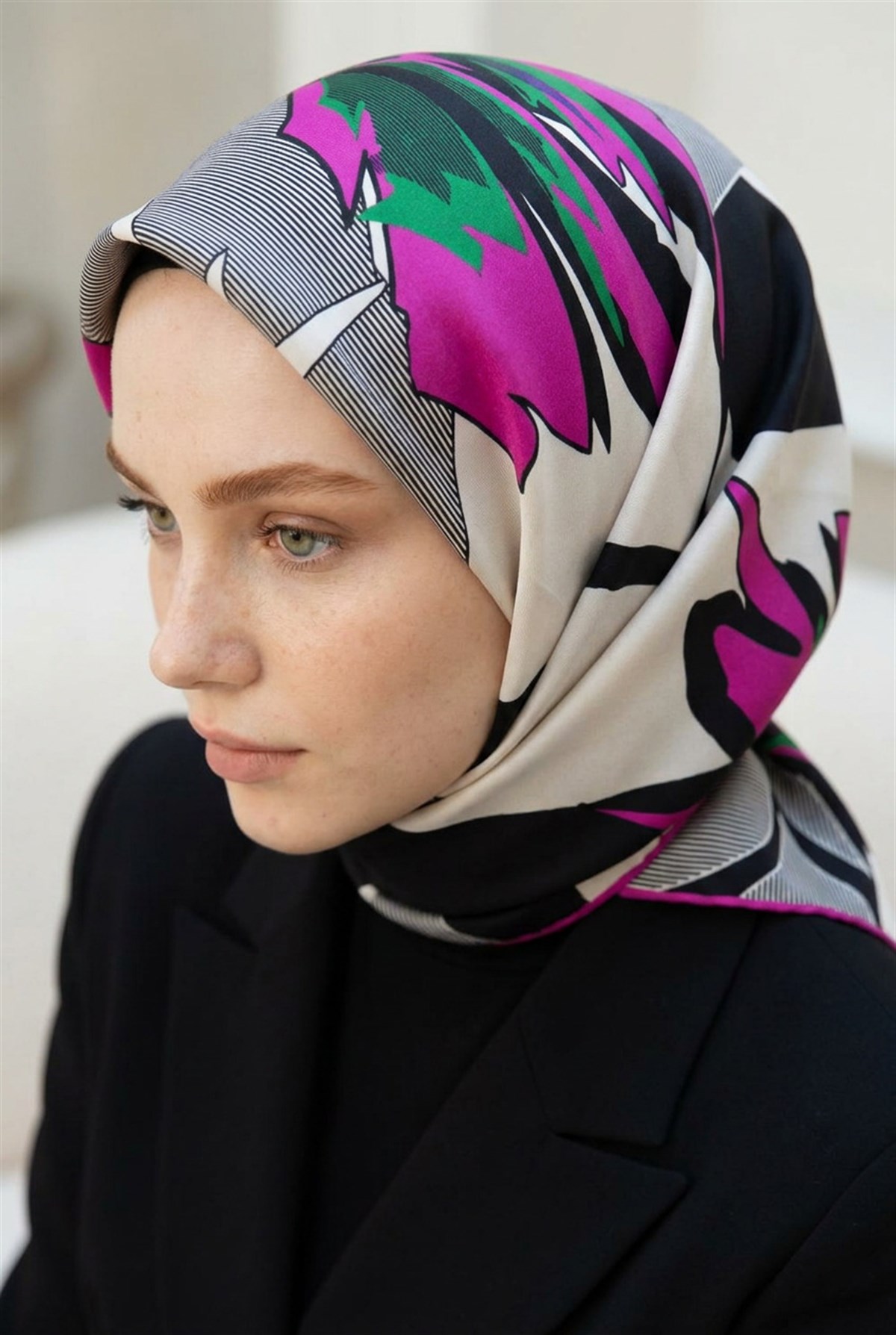 %100 Twill İpek Çiçek Desenli Krem - Fuşya Renkli 90x90 Eşarp Dikim Şekli : El Dikişi