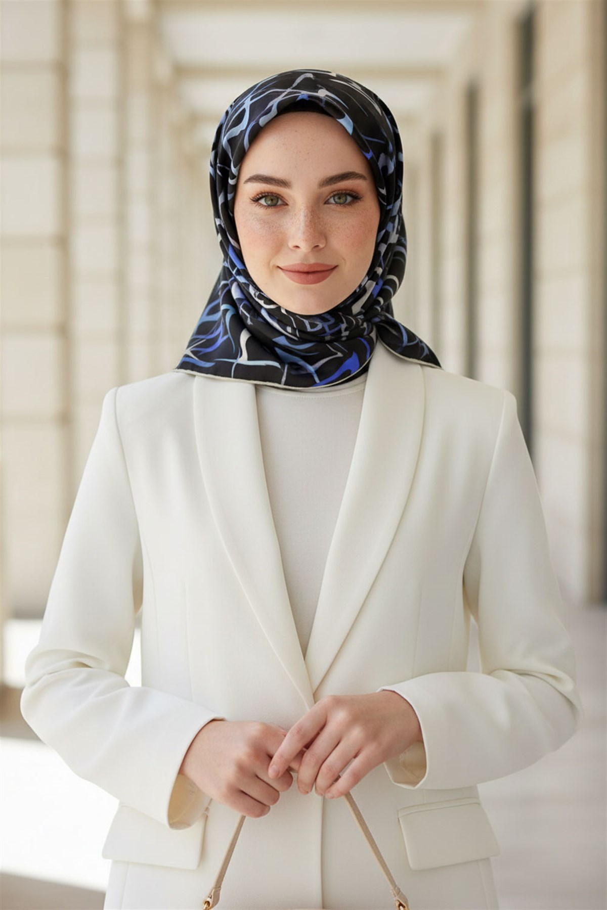 %100 Twill İpek Soyut Geometrik Desenli İndigo - Gri Renkli 90x90 Eşarp Dikim Şekli : El Dikişi