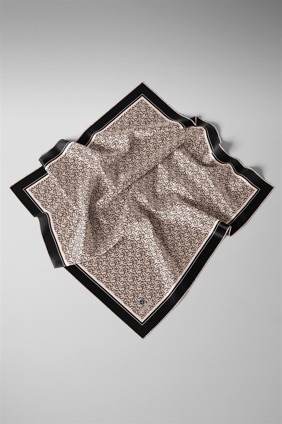 %100 Twill İpek Harf Desenli Bej - Siyah Renkli 90x90 Eşarp Dikim Şekli : El Dikişi