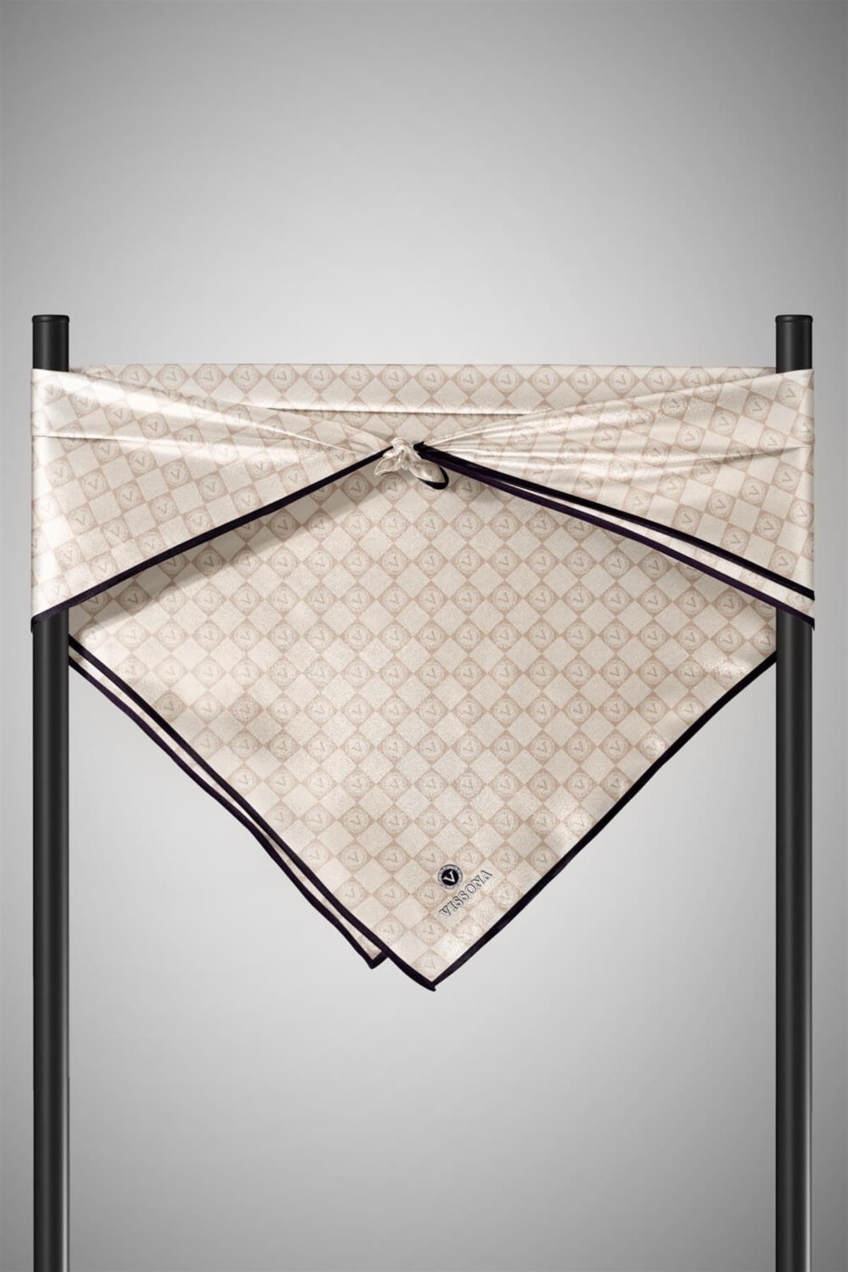 %100 Twill İpek Monogram Desenli Krem - Siyah Renkli 90x90 Eşarp Dikim Şekli : El Dikişi