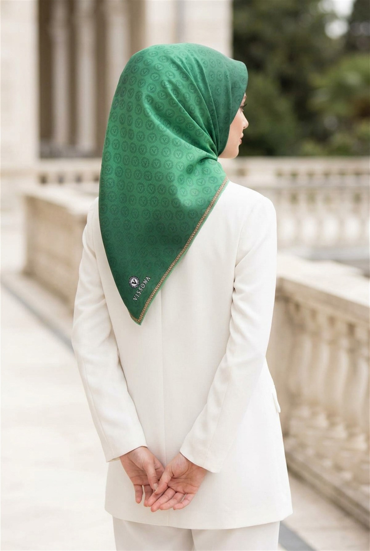 % 57 İPEK % 43 VİSKON Twill İpek Monogram Desenli Zümrüt Yeşili Renkli 90x90 Eşarp Dikim Şekli : El Dikişi