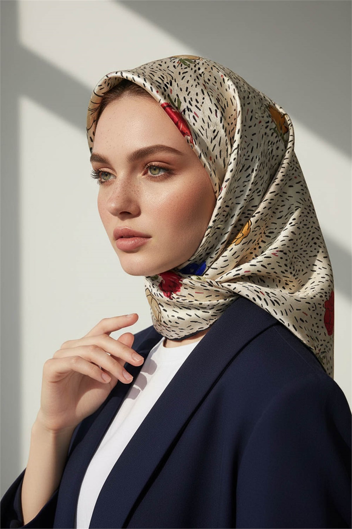 %100 Twill İpek Çıtır Çiçek Desenli Gold - Krem Renkli 90x90 Eşarp Dikim Şekli : El Dikişi