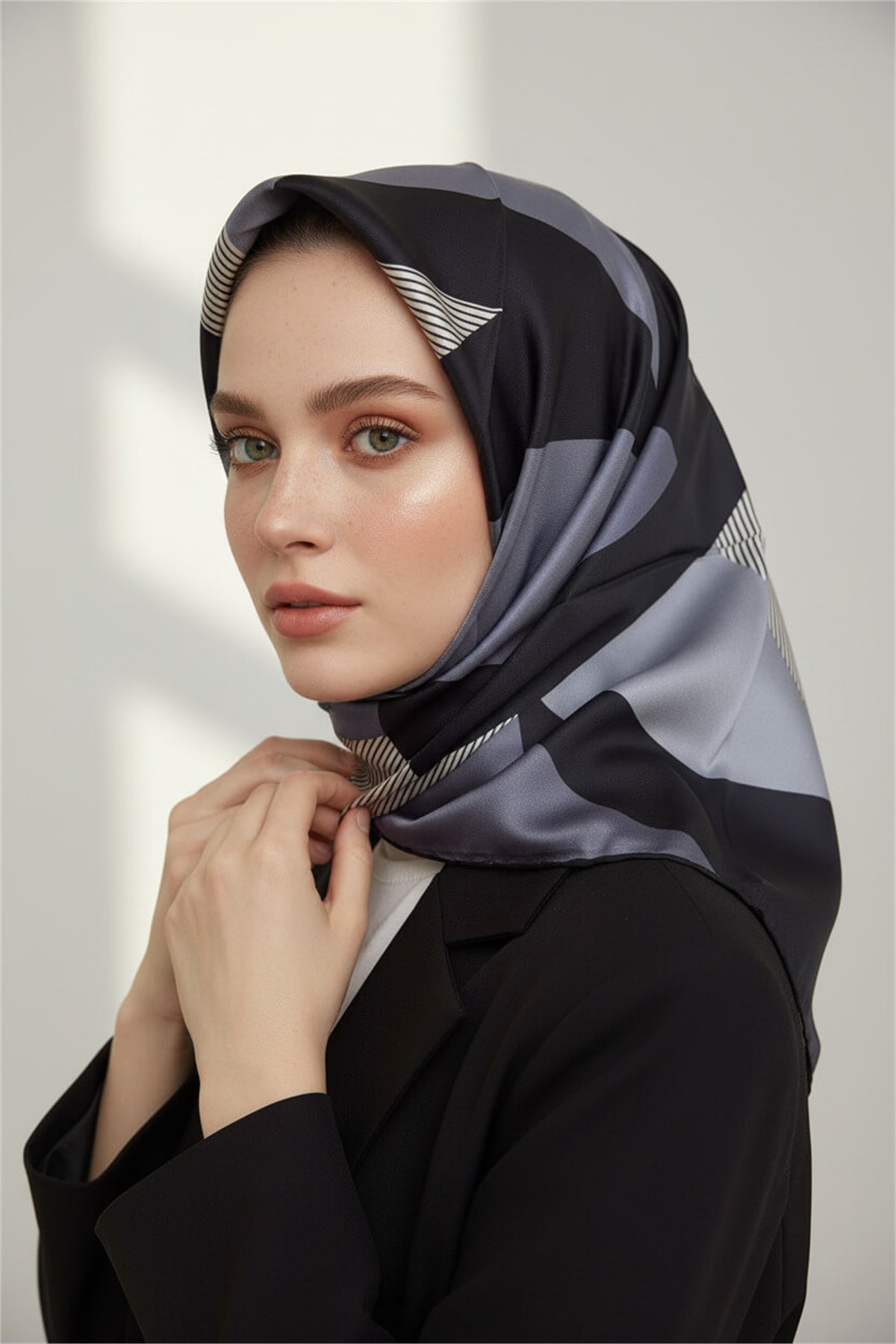 %100 Twill İpek Eşarp 90x90 Siyah Gri Geometrik Çizgi Desenli El Dikişli Kadın Eşarp