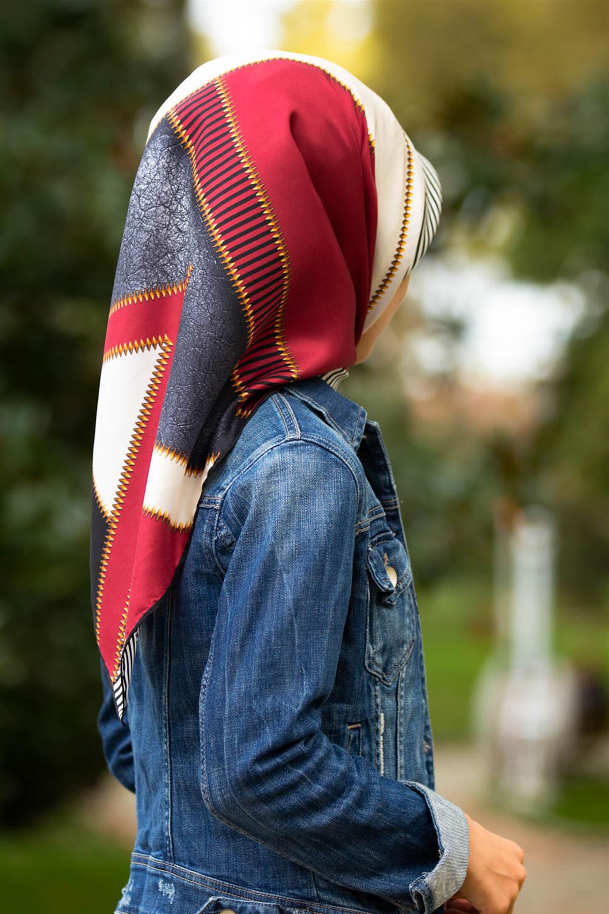 %100 Twill İpek Geometrik Desenli Bordo - Siyah Renkli 90x90 Eşarp Dikim Şekli : El Dikişi