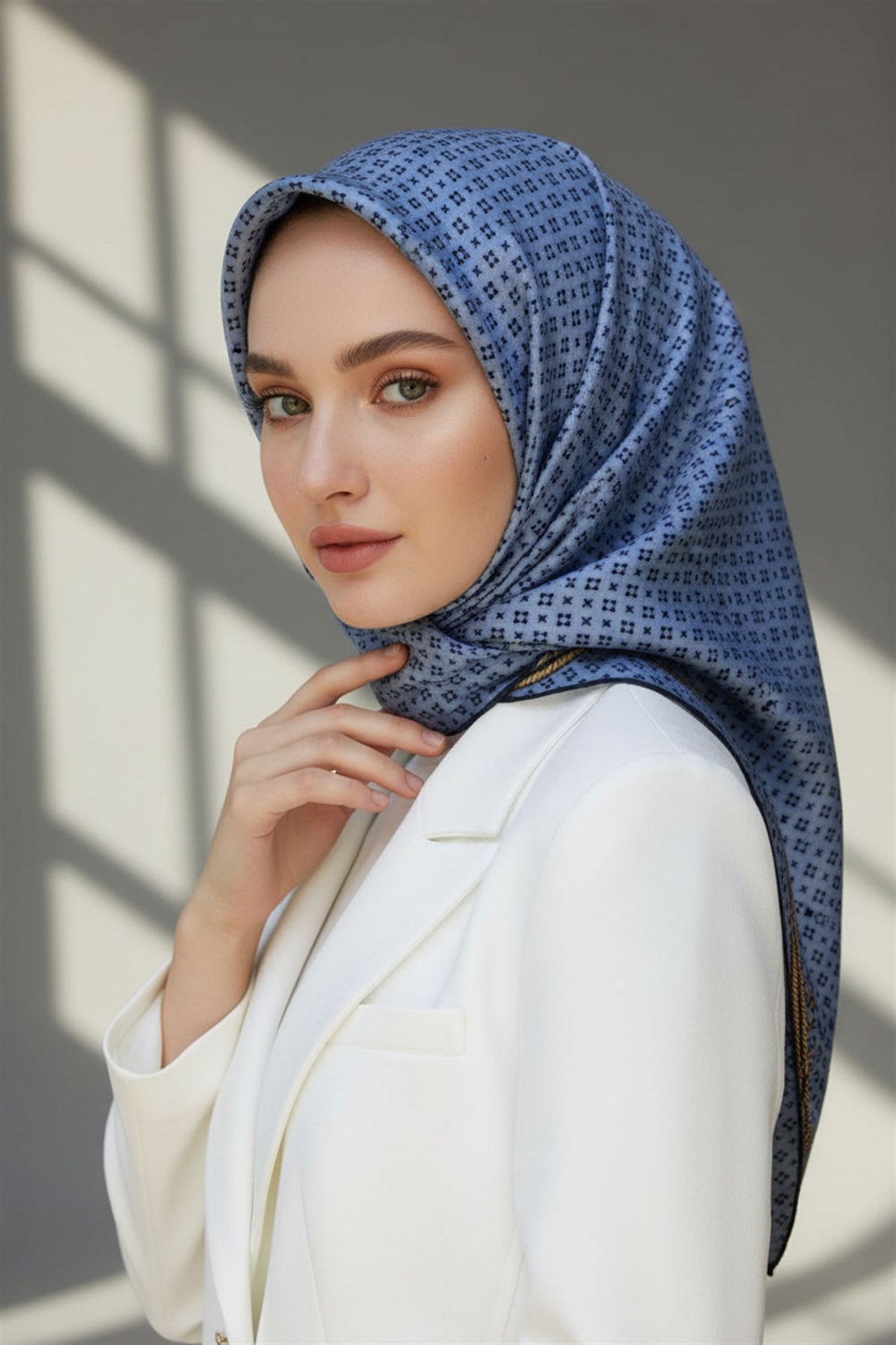 %100 Twill İpek Zincir Desenli Bebe Mavisi - Siyah Renkli 90x90 Eşarp Dikim Şekli : El Dikişi