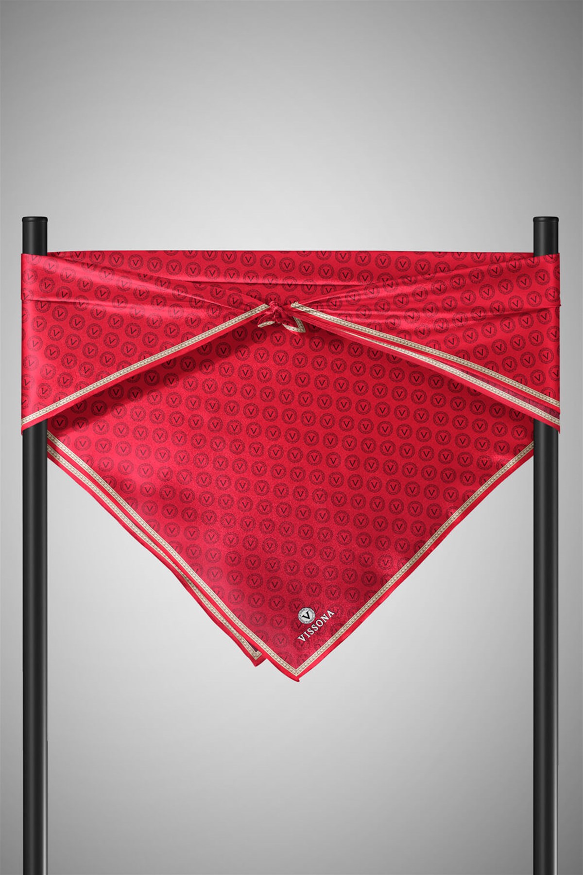 % 57 İPEK % 43 VİSKON Twill İpek Monogram Desenli Kırmızı Renkli 90x90 Eşarp Dikim Şekli : El Dikişi