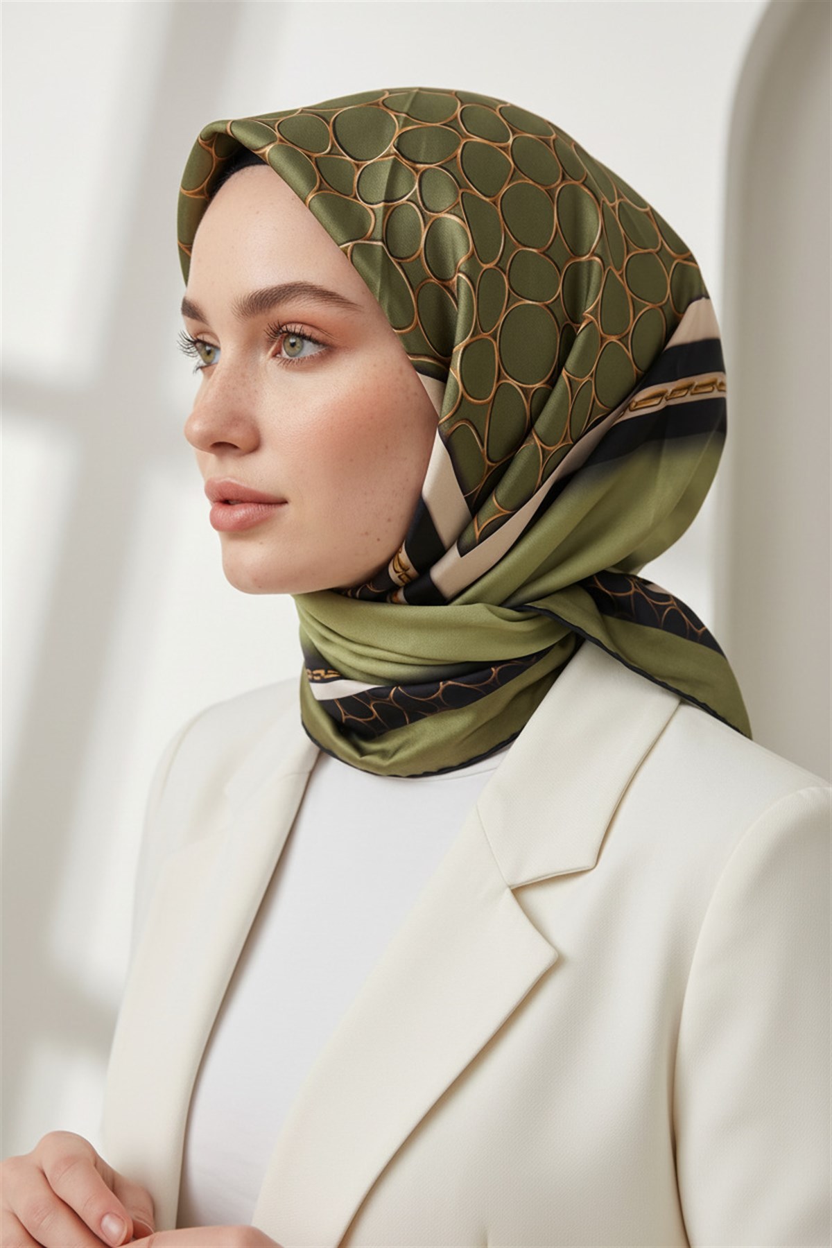 %100 Twill İpek Gold Halka Desenli Haki - Siyah Renkli 90x90 Eşarp Dikim Şekli : El Dikişi