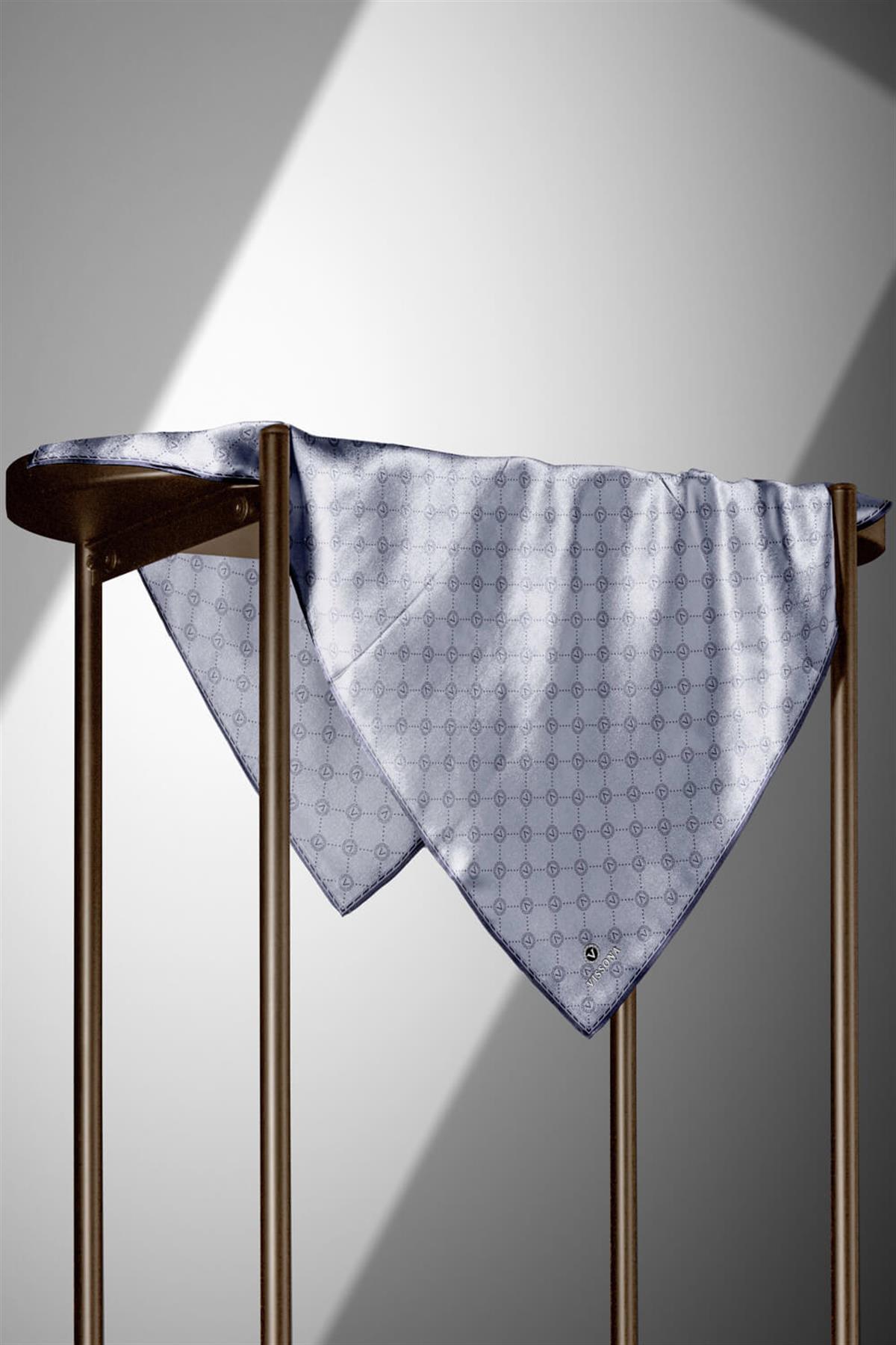 %100 Twill İpek Monogram Desenli Gri Renkli 90x90 Eşarp Dikim Şekli : El Dikişi