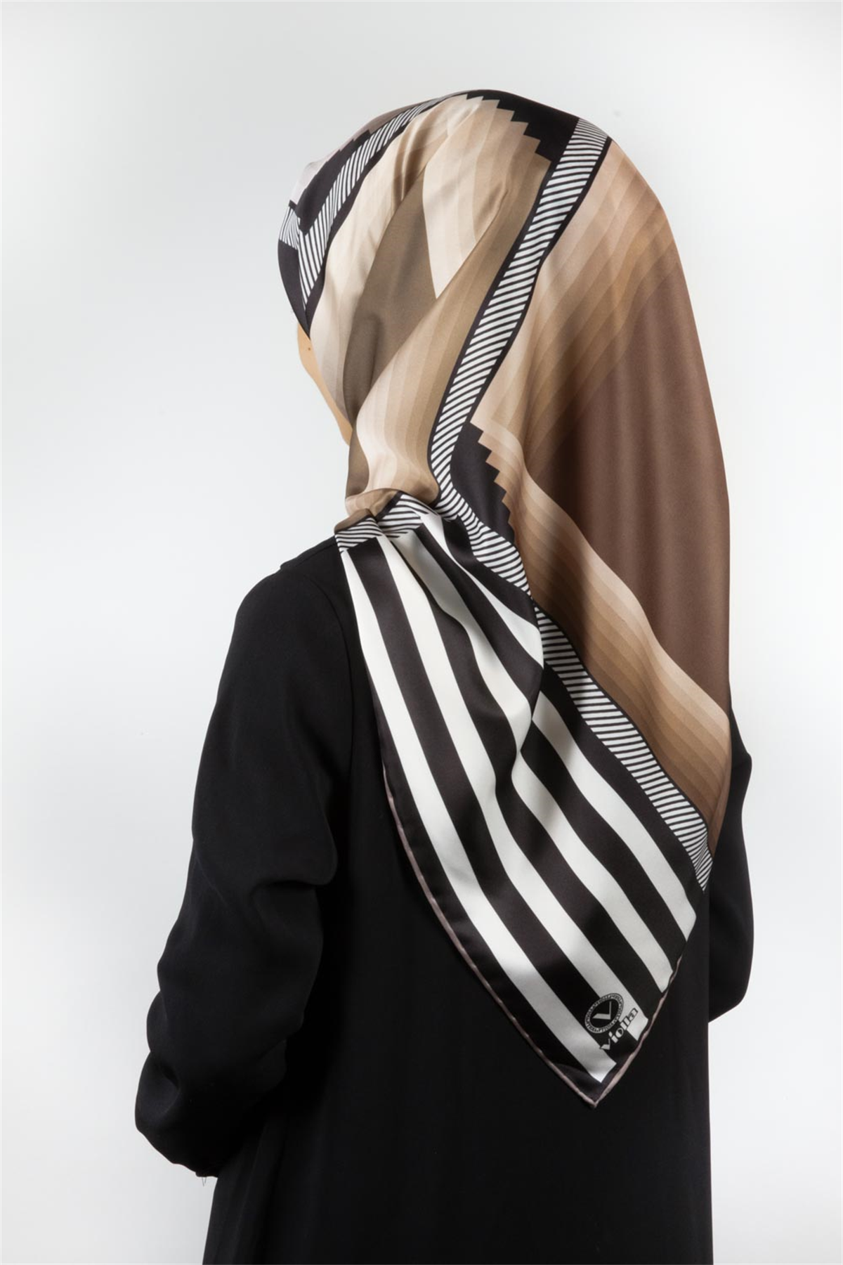 Twill Geometrik Desenli Bej Renkli 90x90 Eşarp (İpek İçermez) Kenar Dikiş Şekli El Dikişli