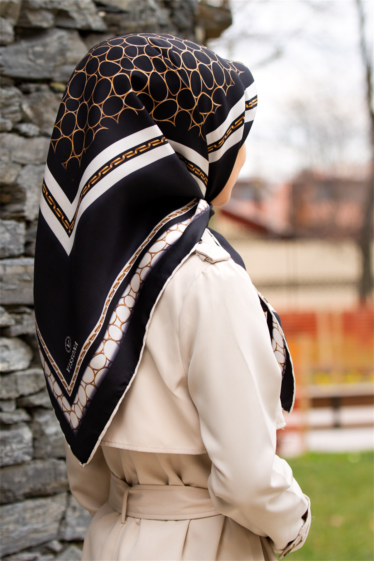 % 57 İPEK %43 VİSKON  Twill İpek Gold Halka Desenli Siyah - Krem Renkli 90x90 Eşarp Dikim Şekli : El Dikişi