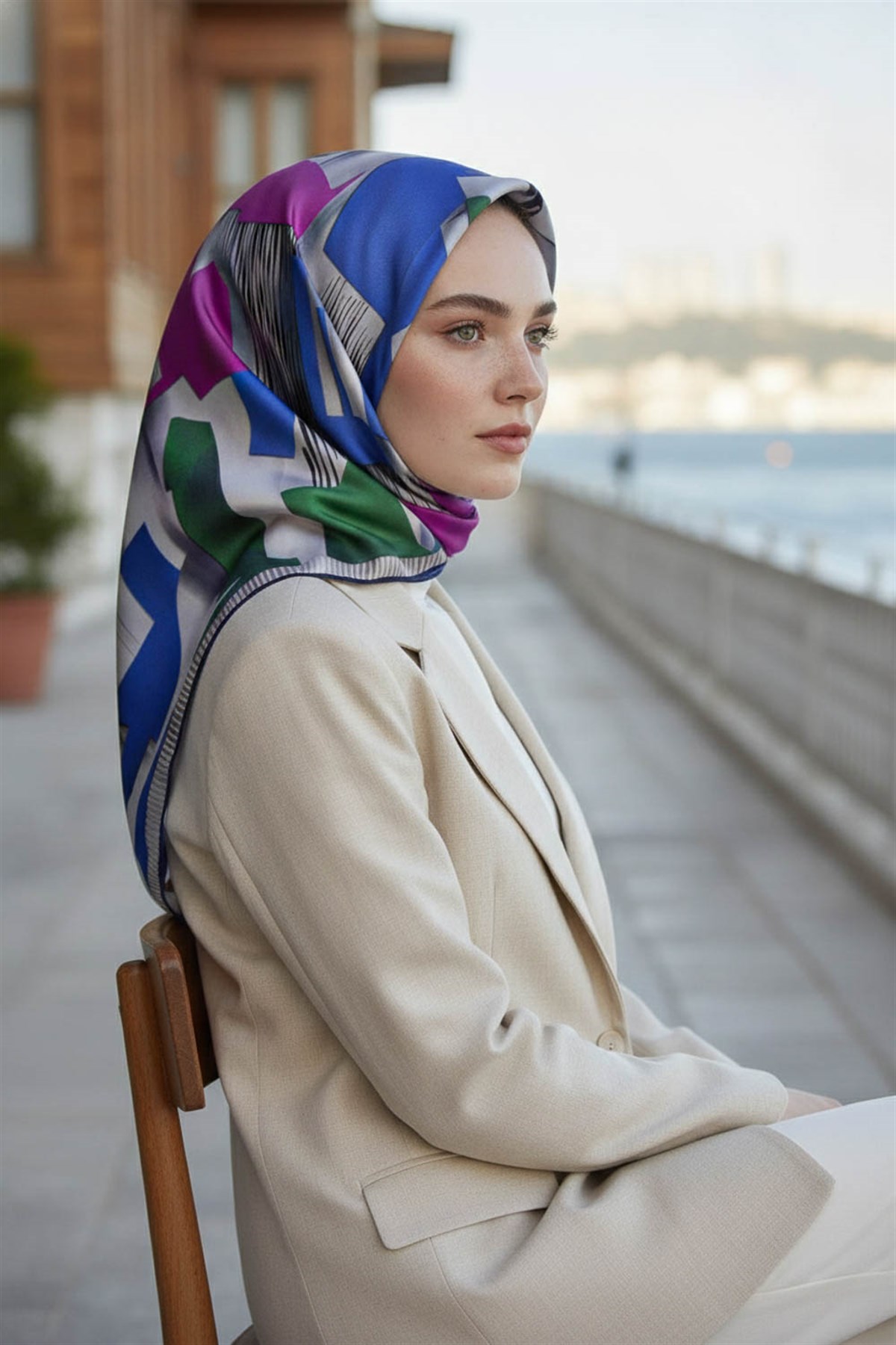 %100 Twill İpek Geometrik Desenli Fuşya - Saks Kabuğu Renkli 90x90 Eşarp Dikim Şekli : El Dikişi