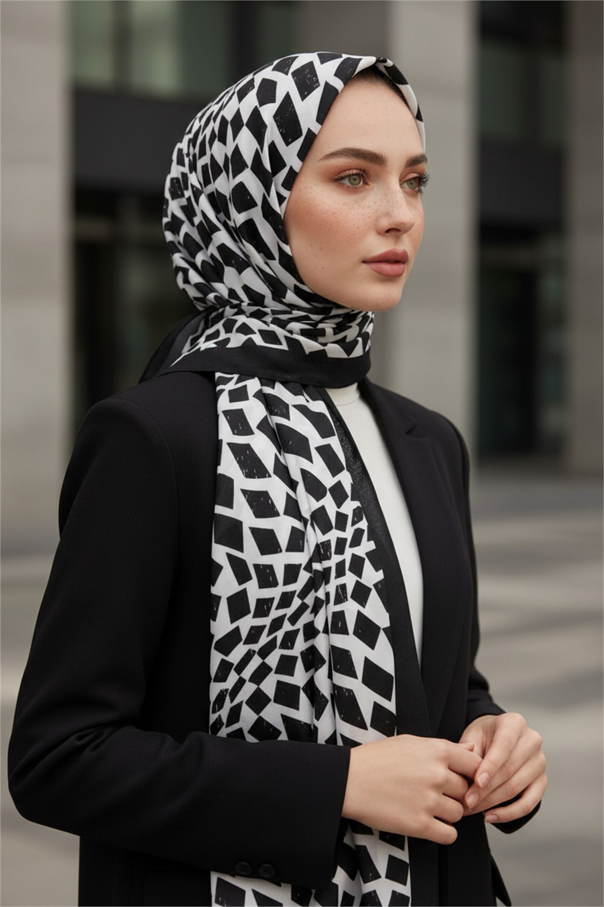 KREP GEOMETRİK DESENLİ SİYAH - BEYAZ RENKLİ 75X195 KIRIŞMAZ ŞAL