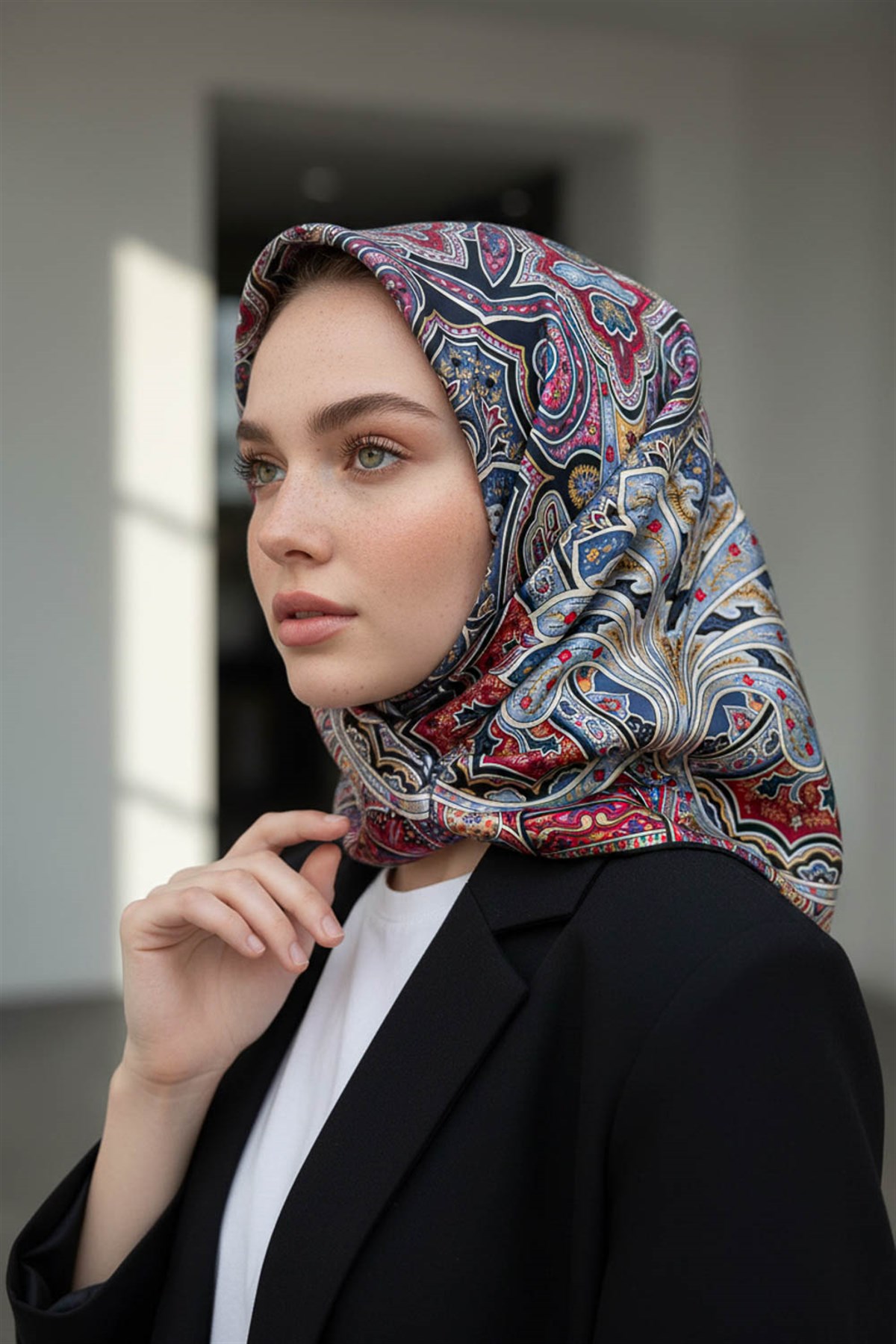 100% Twill İpek Etnik Desenli Bordo - İndigo Renkli 90x90 Dikim Şekli : El Dikişi Eşarp
