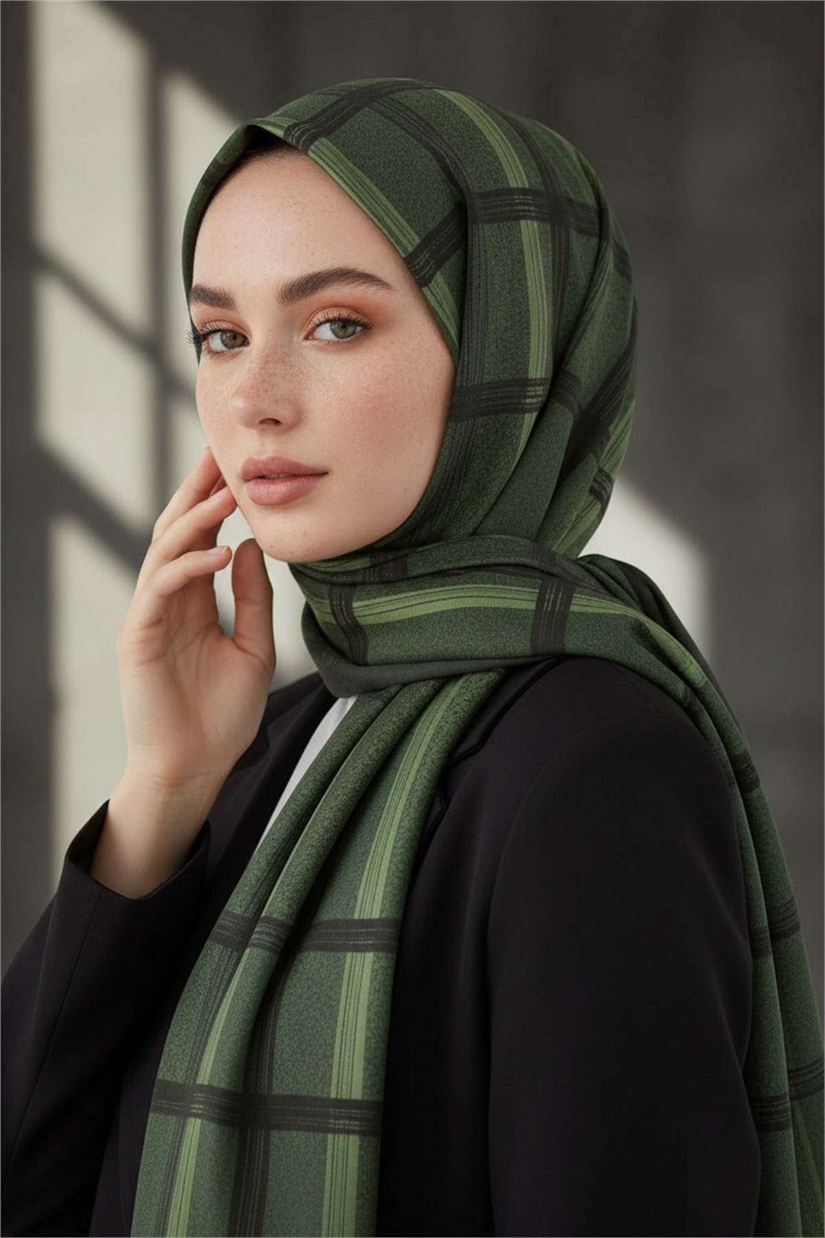 KREP GEOMETRİK DESENLİ HAKİ YEŞİLİ RENKLİ 75X195 KIRIŞMAZ ŞAL