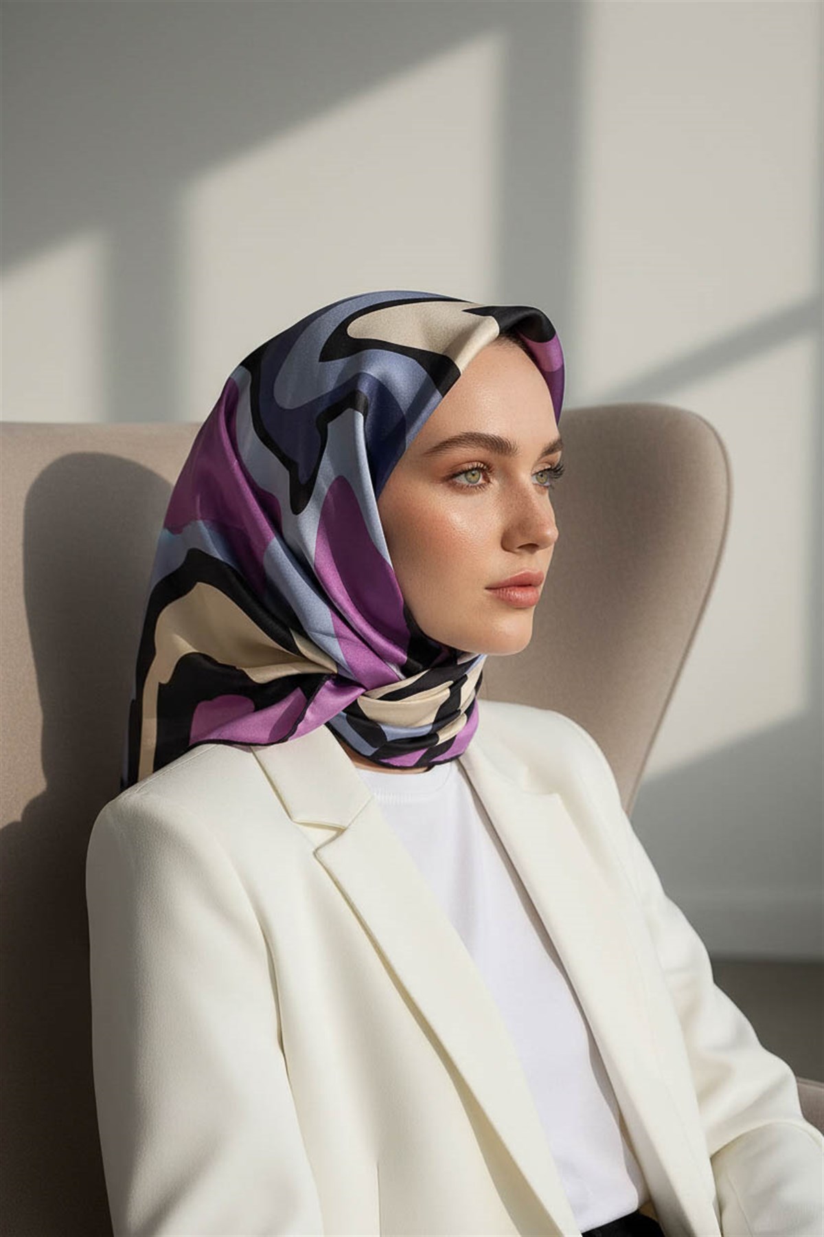 % 57 İPEK % 43 VİSKON Twill İpek Dalga Desenli İndigo - Lila Renkli 90x90 Dikim Şekli : El Dikişi Eşarp