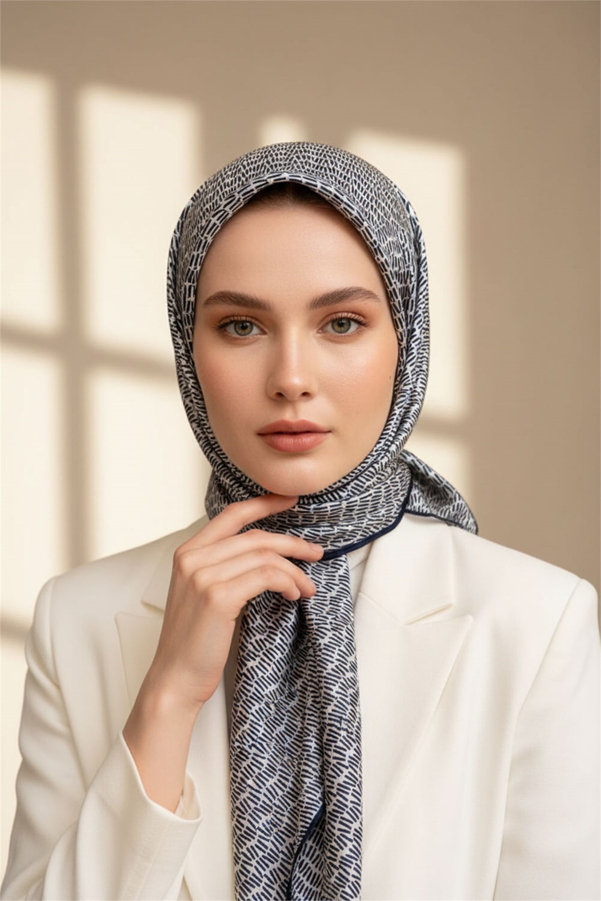 %100 Twill İpek Çizgi Desenli Krem - Lacivert Renkli 90x90 Eşarp Dikim Şekli : El Dikişi