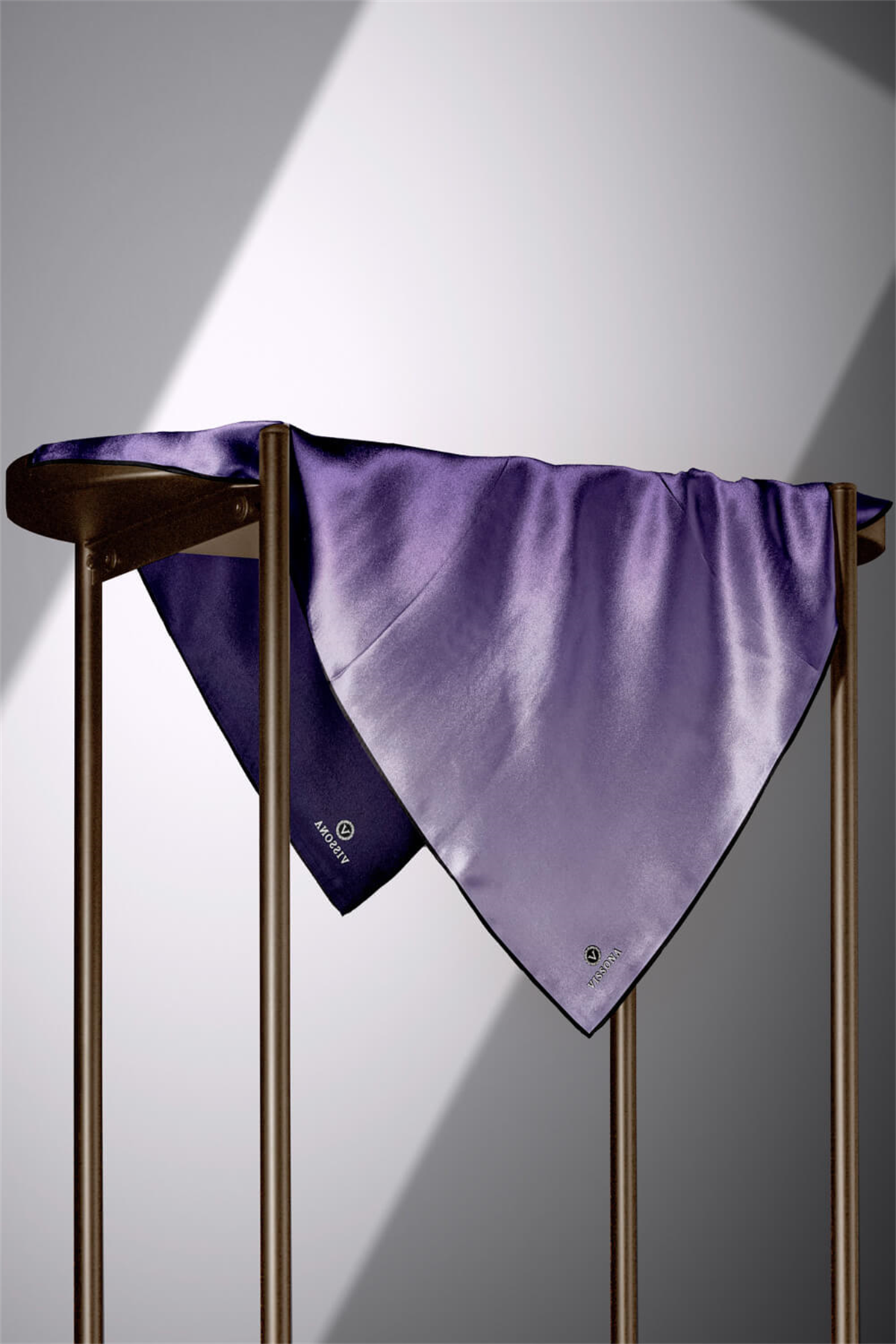 % 57 İPEK % 43 VİSKON Twill İpek Degrade Desenli Mor Renkli 90x90 Eşarp Dikim Şekli : El Dikişi