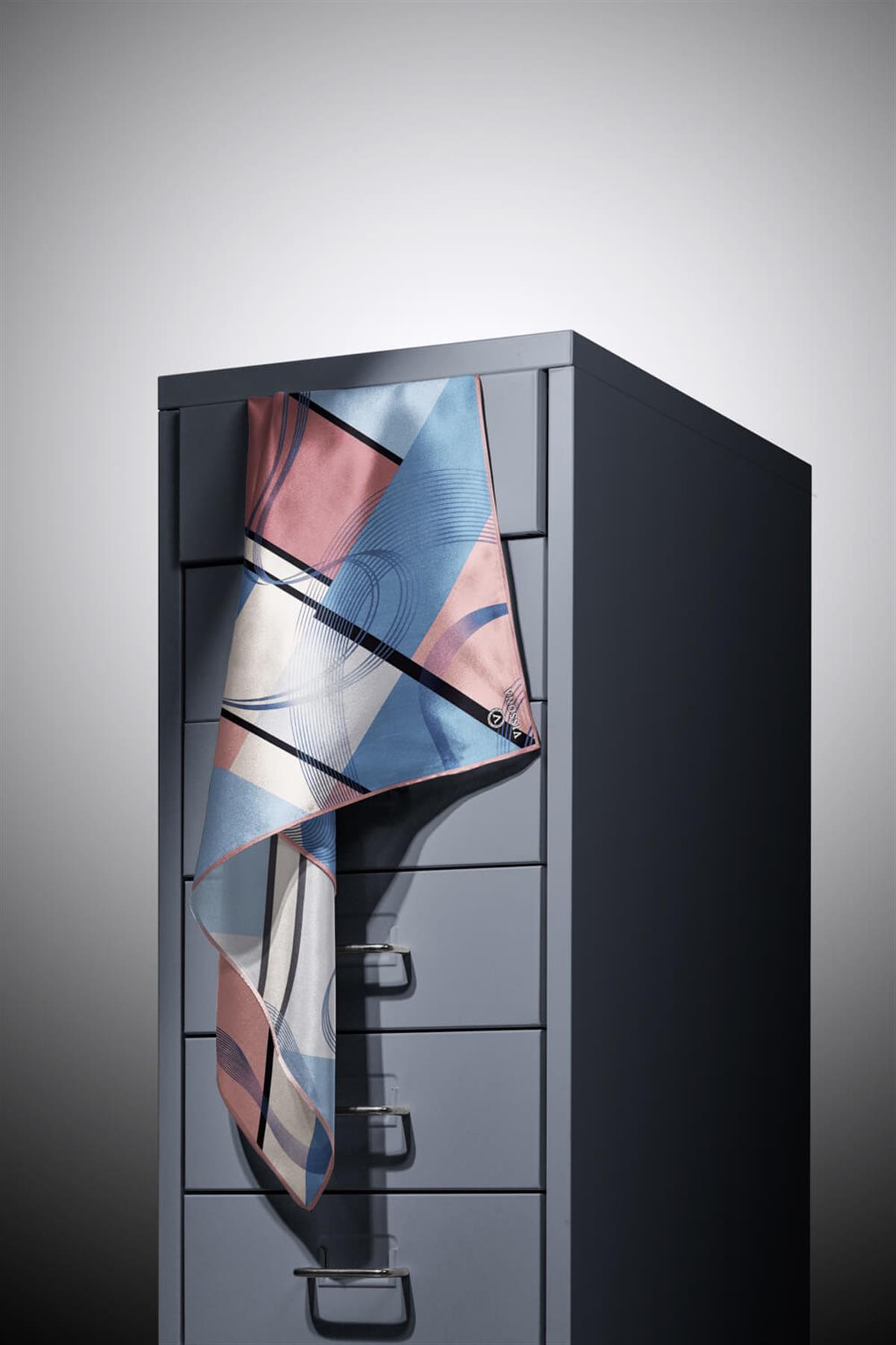 %100 Twill İpek Geometrik Desenli Pudra - Bebe Mavisi Renkli 90x90 Eşarp Dikim Şekli : El Dikişi