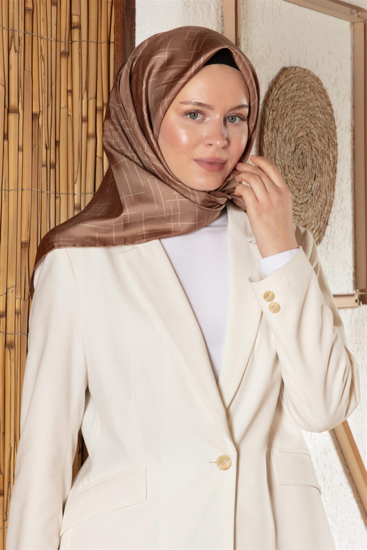 %100 Twill İpek Çizgi Desenli Vizon Renkli 90x90 Eşarp Dikim Şekli : El Dikişi