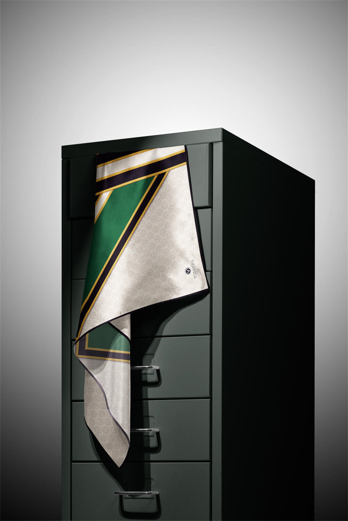 %100 Twill İpek Monogram ve Barok Desenli Zümrüt Yeşili - Krem Renkli 90x90 Eşarp Dikim Şekli : El Dikişi