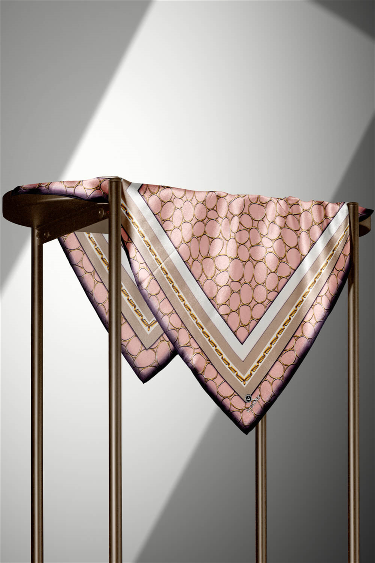 %100 Twill İpek Zincir Desenli Pudra - Bej Renkli 90x90 Eşarp Kenar Dikiş Şekli El Dikişli