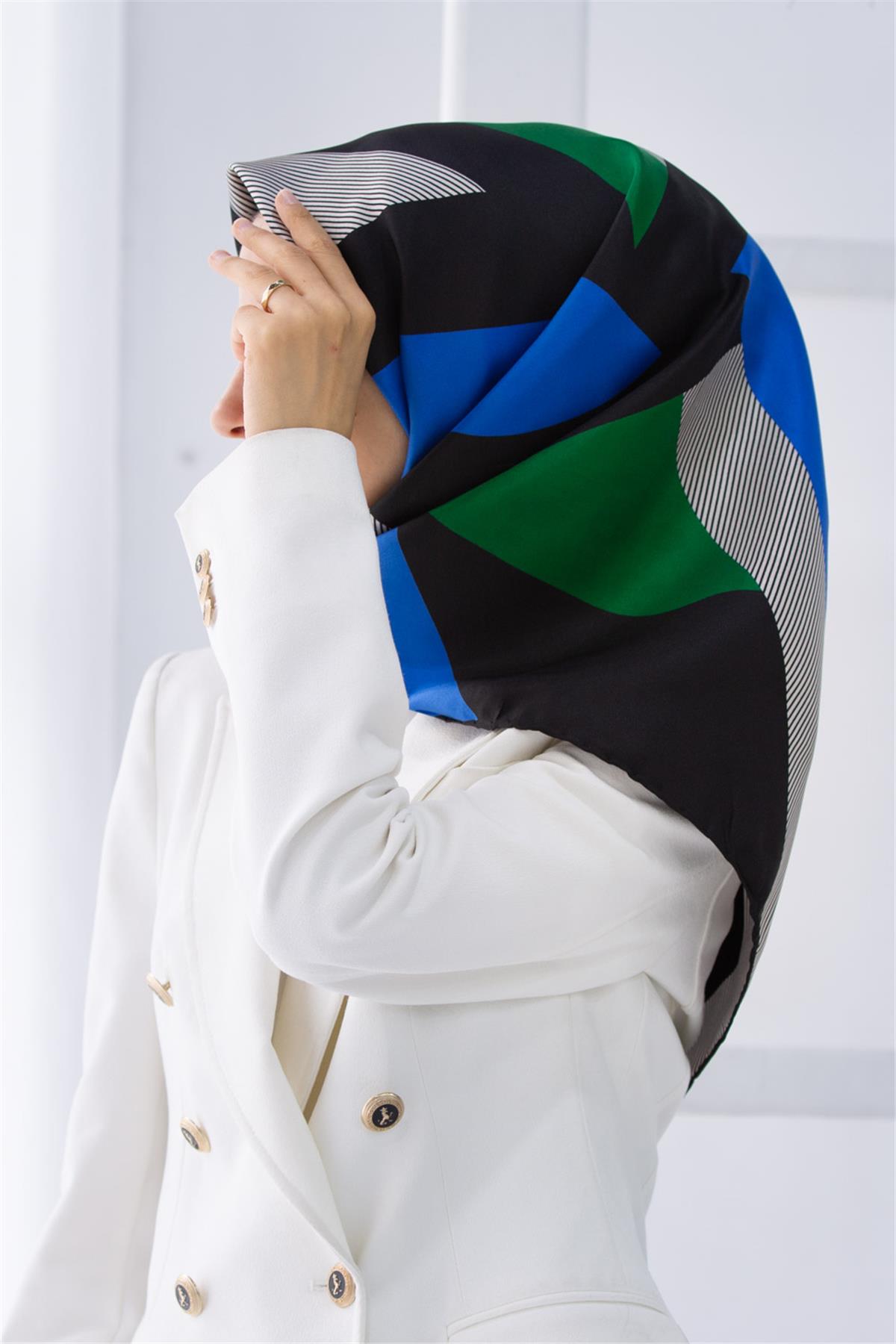 %100 Twill İpek Geometrik Çizgi Desenli Saks - Zümrüt Yeşili Renkli 90x90 Eşarp Kenar Dikiş Şekli El Dikişli