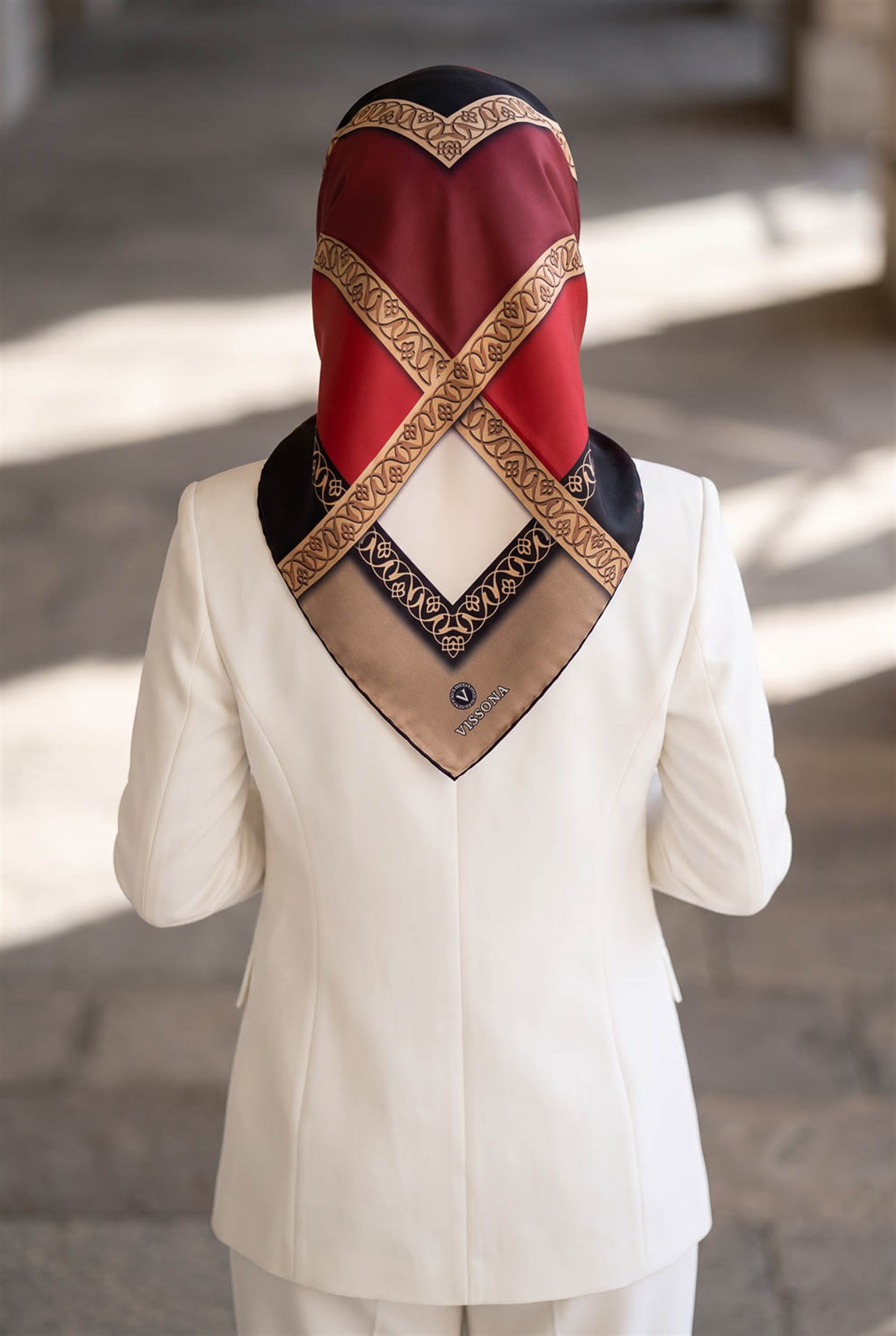 %100 Twill İpek Geometrik Desenli Kırmızı - Bej Renkli 90x90 Eşarp Dikim Şekli : El Dikişi