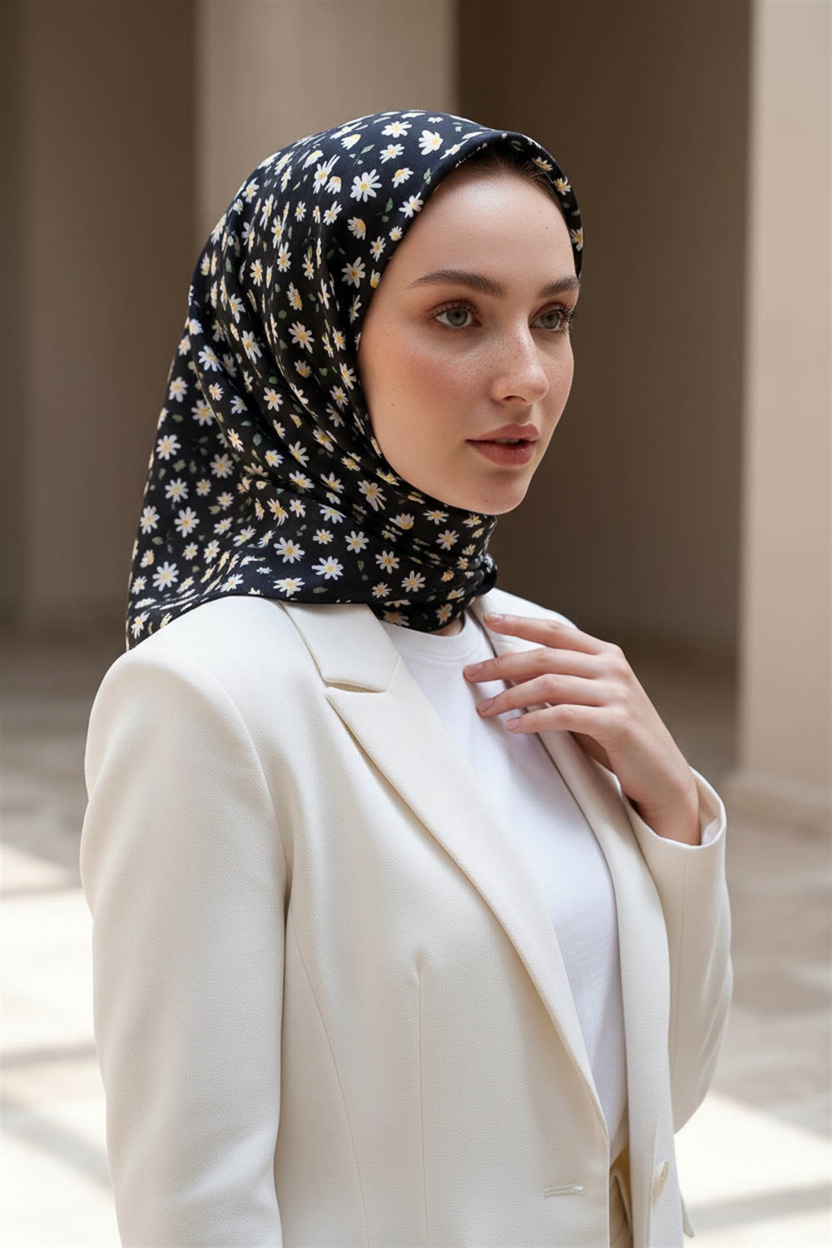%100 Twill İpek Papatya Desenli Siyah Renkli 90x90 Eşarp Dikim Şekli : El Dikişi