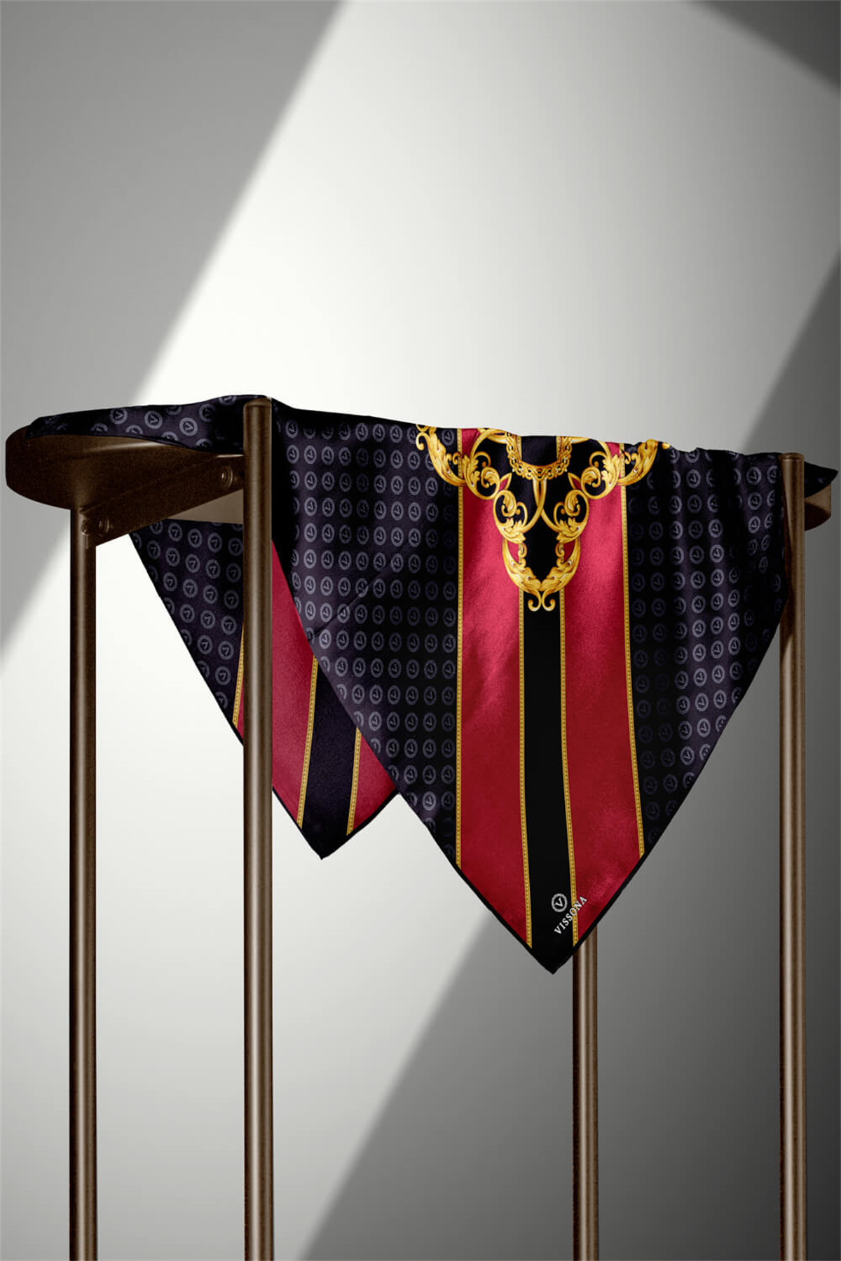 %100 Twill İpek Monogram Ve Barok Desenli Siyah - Bordo Renkli 90x90 Eşarp Dikim Şekli : El Dikişi