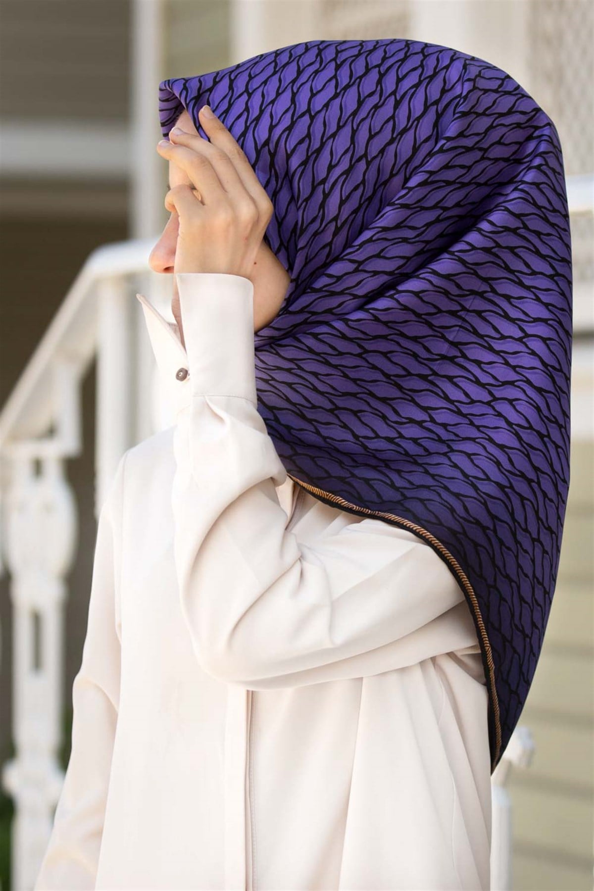 %100 Twill İpek File Desenli Lila - Siyah Renkli 90x90 Eşarp Dikim Şekli : El Dikişi