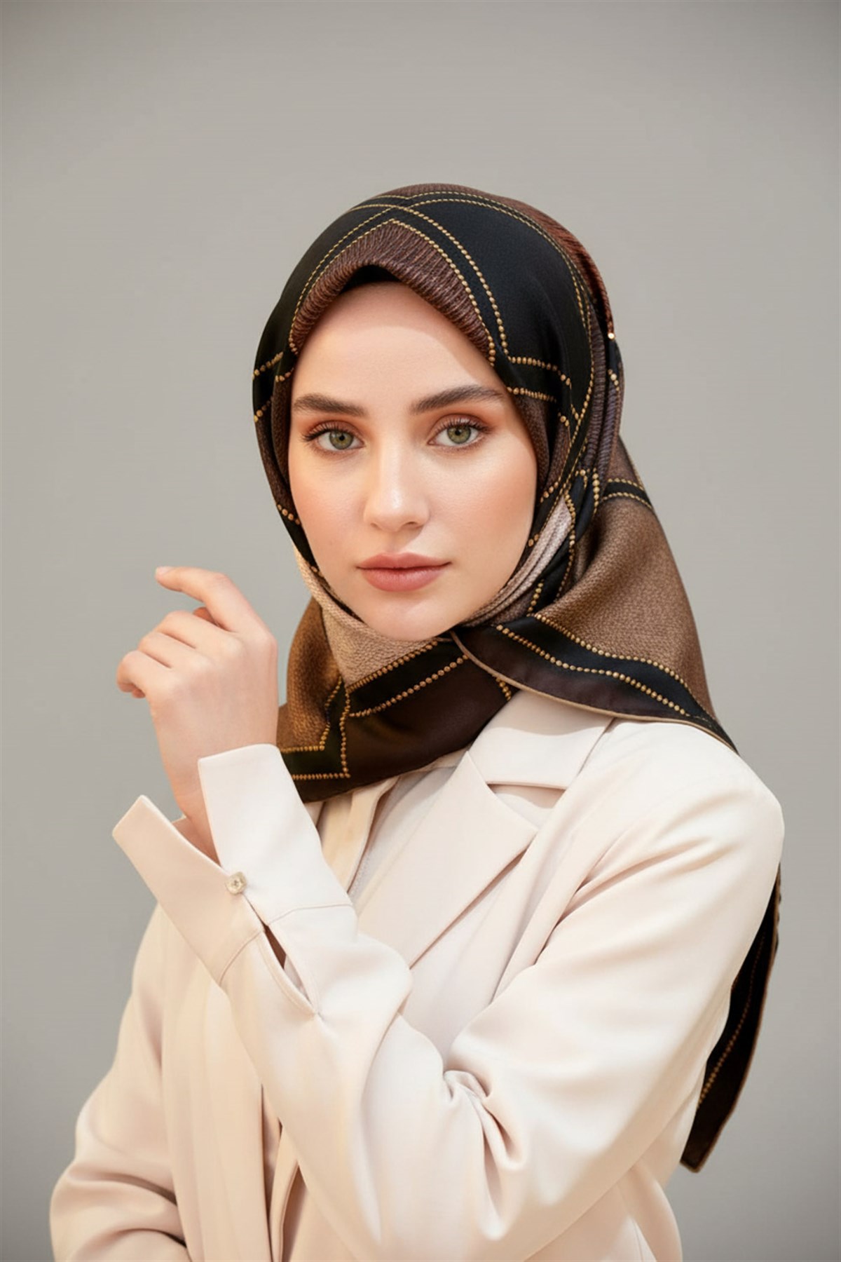 100% Twill İpek Gold Detaylı Kare Desenli Kahverengi - Bej Renkli 90x90 Dikim Şekli : El Dikişi