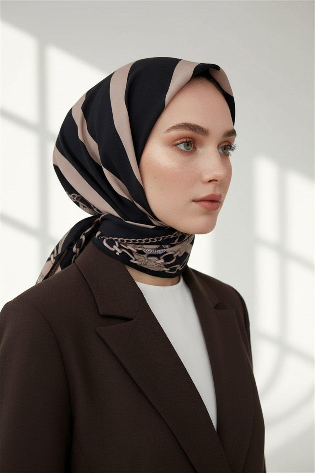 KREP ÇİZGİLİ VE ZİNCİR DESENLİ SİYAH - BEJ RENKLİ 75X195 KIRIŞMAZ ŞAL