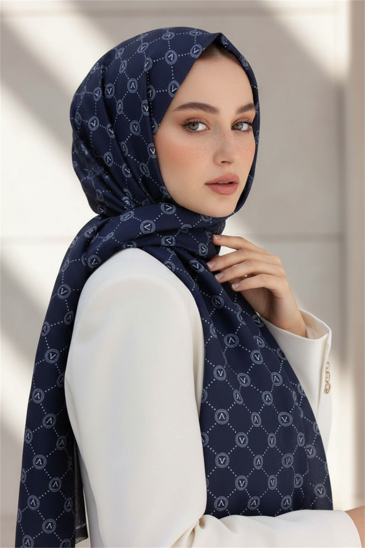 %100 Saf İpek Şal İnce Saten Vual Dokuma V Logo Desenli Lacivert Renkli 90x210 Şal