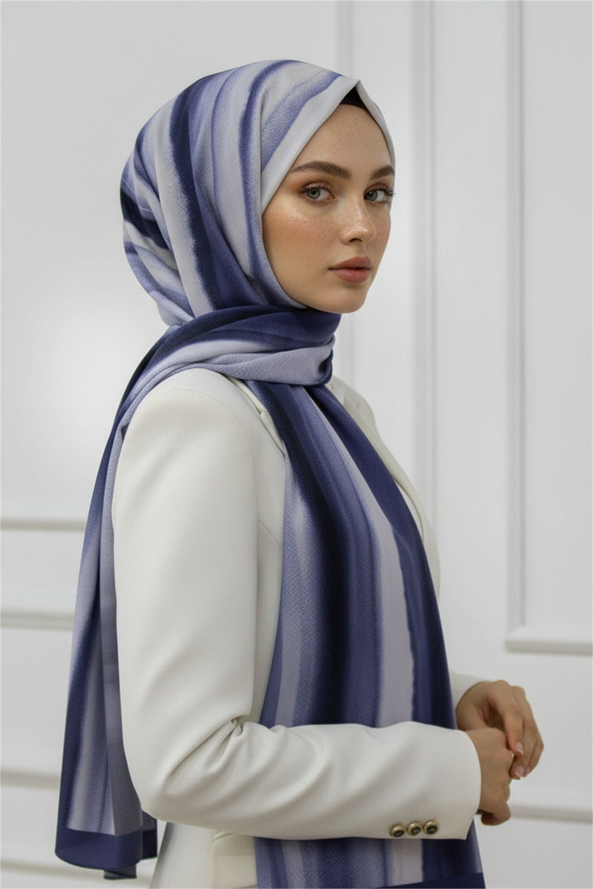 KREP SULU BOYA ÇİZGİLİ DESENLİ İNDİGO RENKLİ 75X195 KIRIŞMAZ ŞAL