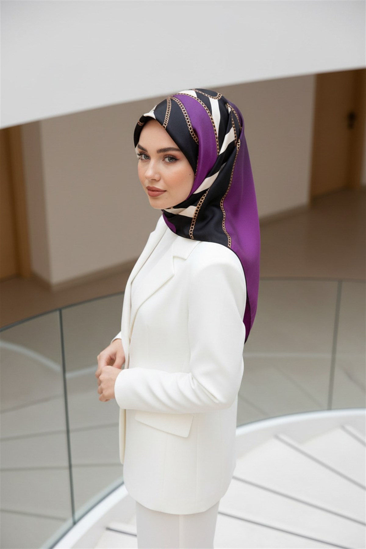 %100 Twill İpek Zincirli Çizgi Desenli Siyah - Mürdüm Renkli 90x90 Eşarp Dikim Şekli : El Dikişi