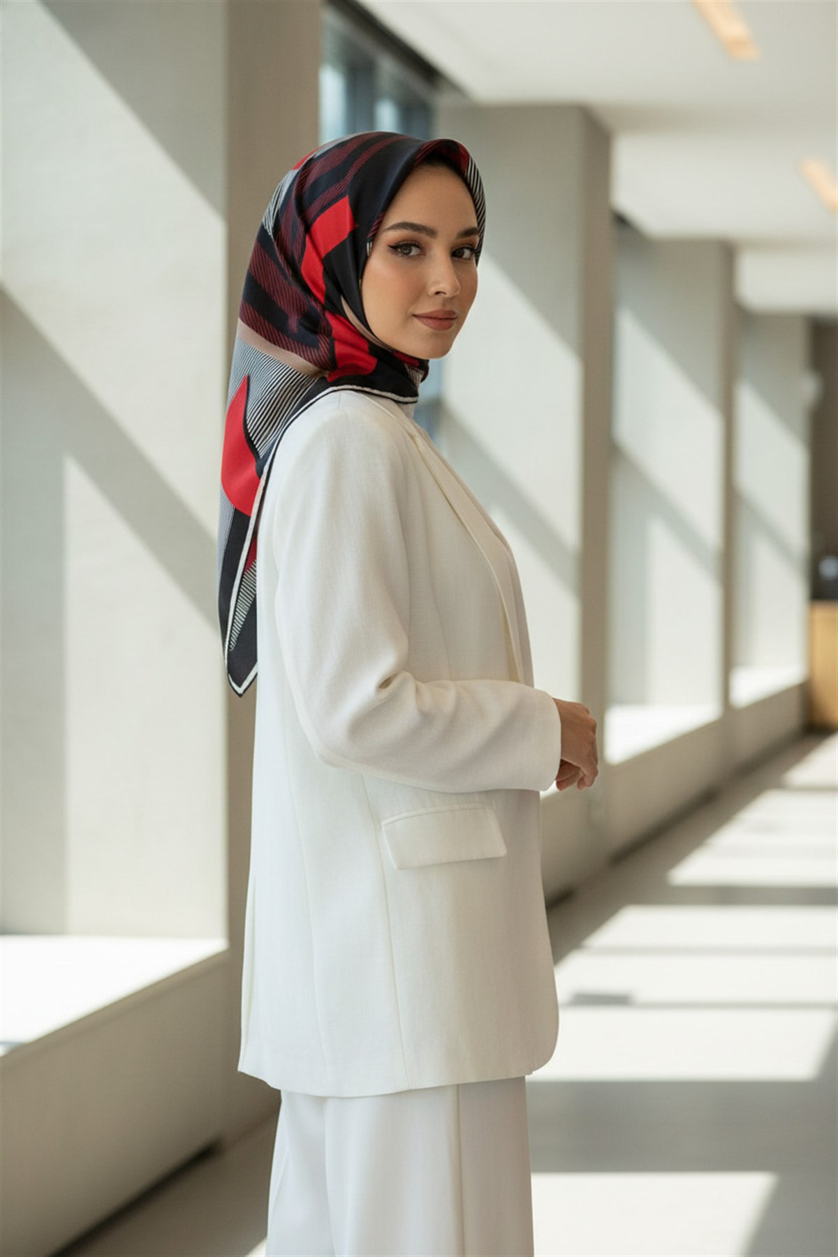 % 57 İPEK % 43 VİSKON Twill İpek Geometrik Desenli Bordo - Siyah Renkli 90x90 Eşarp Dikim Şekli : El Dikişi