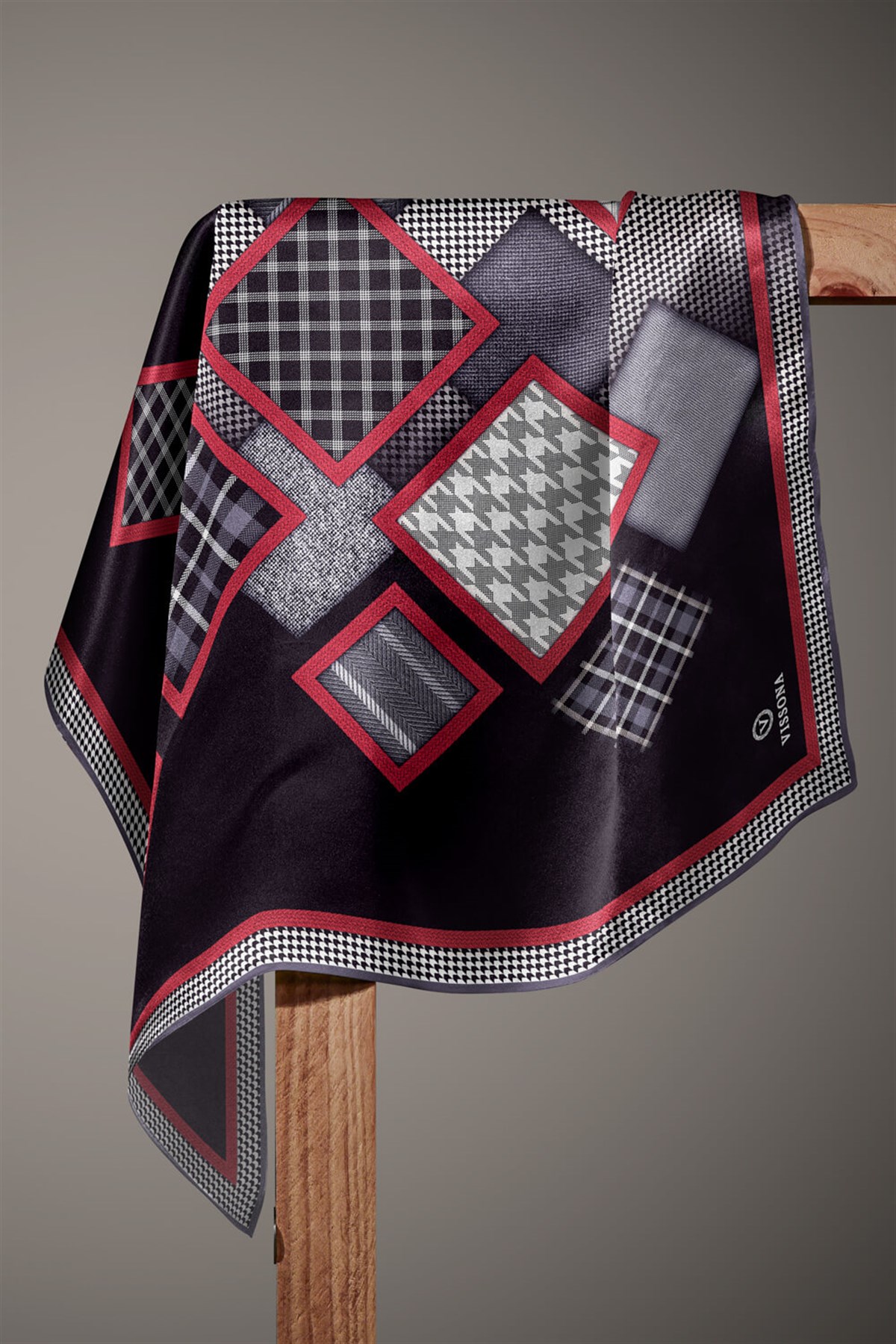 %100 Twill İpek Kazakayaklı Ve Ekose Desenli Gri - Kırmızı Renkli 90x90 Eşarp Dikim Şekli : El Dikişi