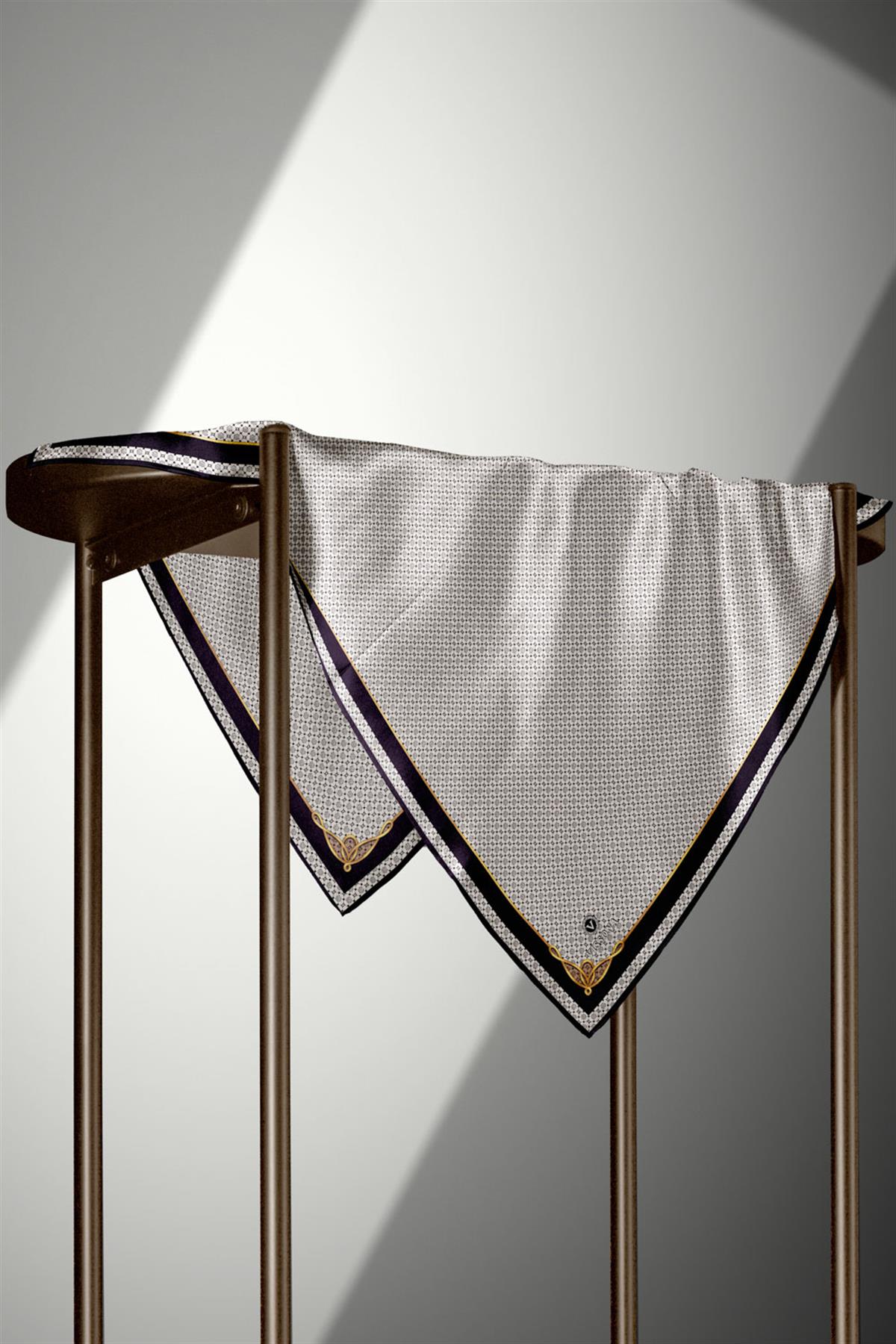 %100 Twill İpek Minik Motif Desenli Krem - Siyah Renkli 90x90 Eşarp Dikim Şekli : El Dikişi