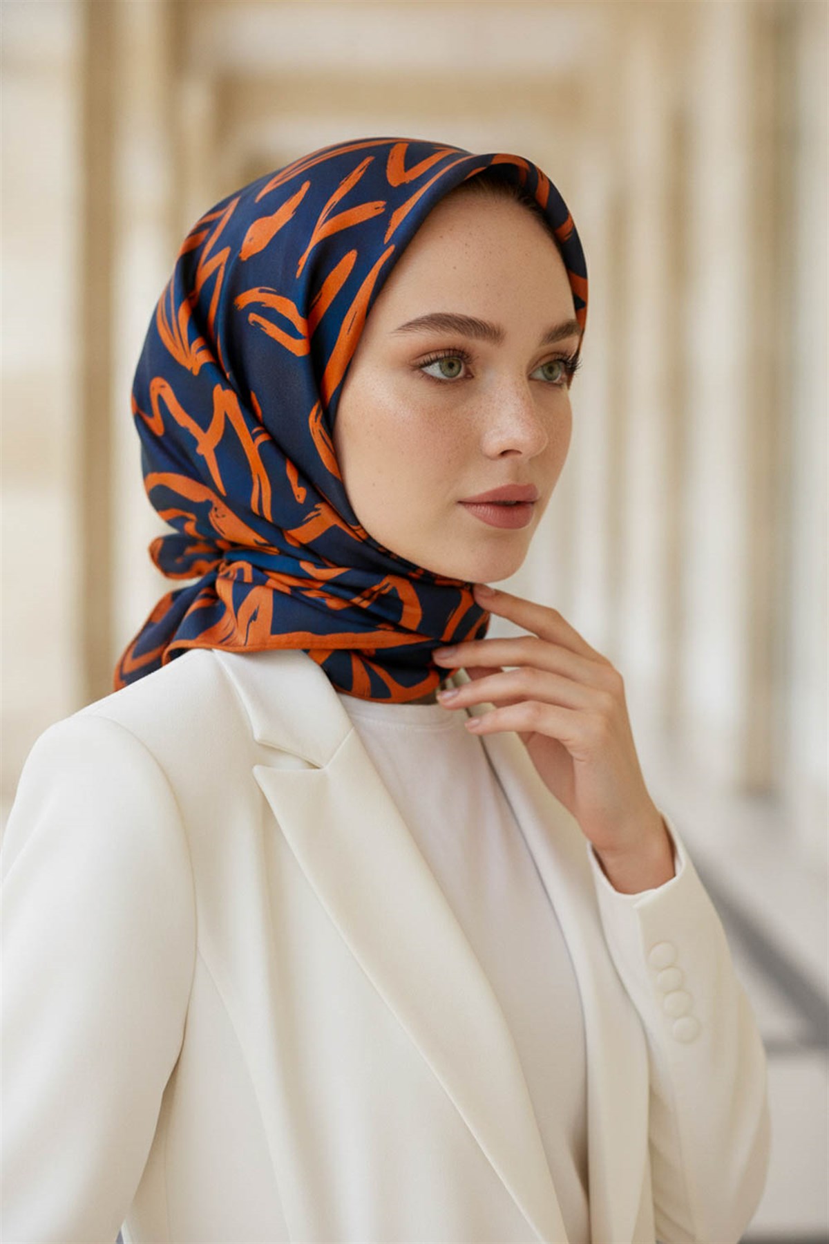 % 57 İPEK % 43 VİSKON Twill İpek Büyük Çiçek Desenli Lacivert - Turuncu Renkli 90x90 Eşarp Dikim Şekli : El Dikişi