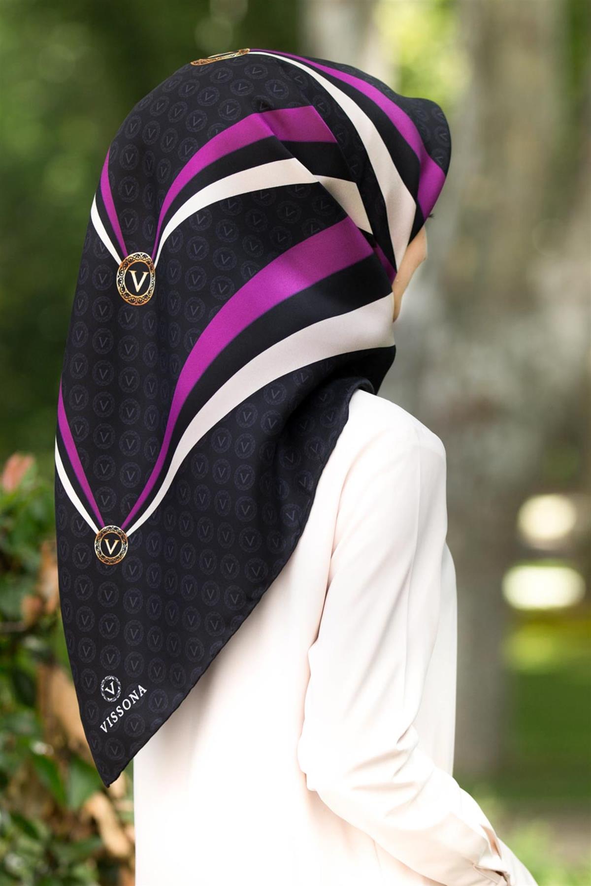 %100 Twill İpek Monogram Ve Geometrik Desenli Siyah - Mürdüm Renkli 90x90 Eşarp Dikim Şekli : El Dikişi